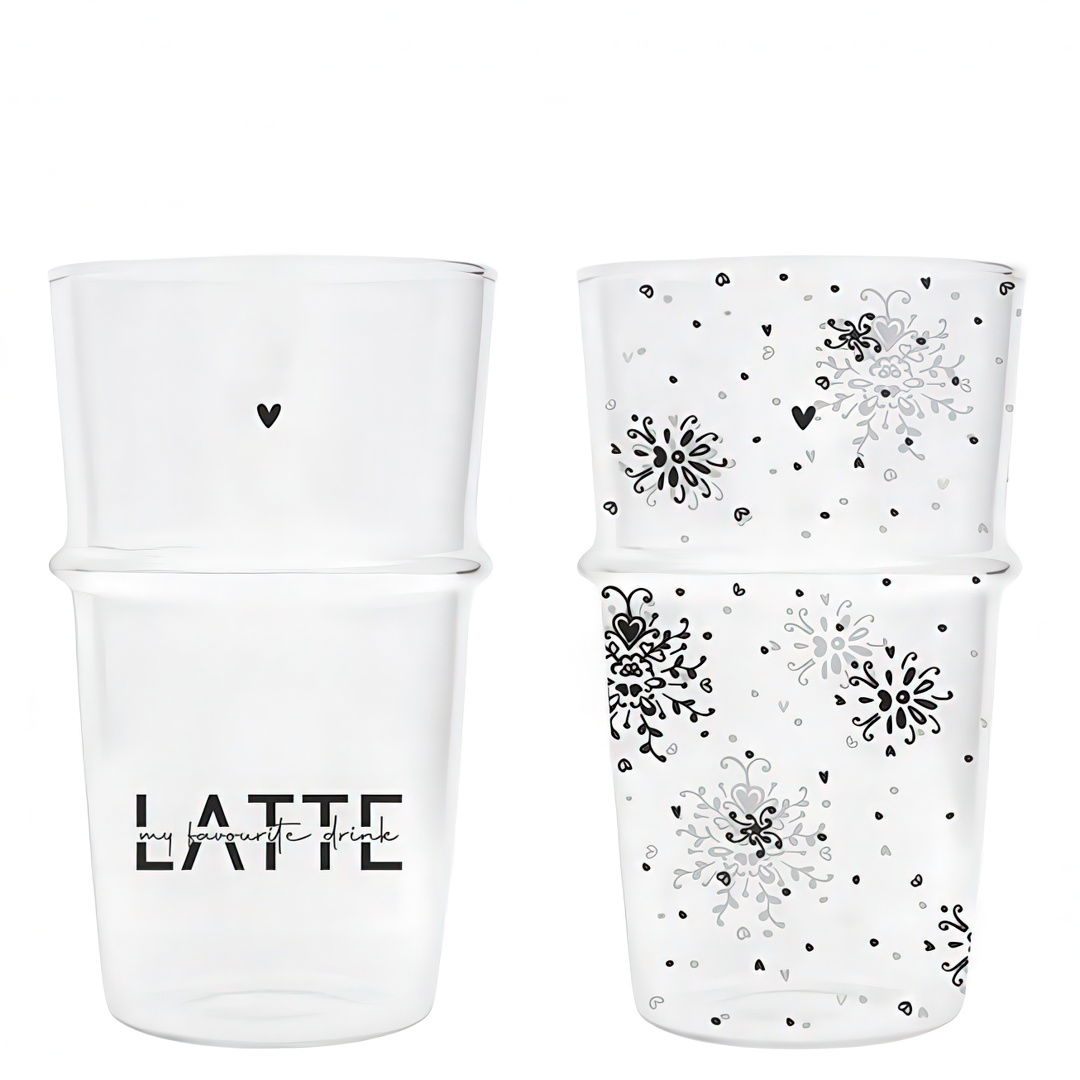 Zwei stapelbare Gläser, eines transparent mit Schriftzug "LATTE" und das andere mit schwarz-weißen Mustern.