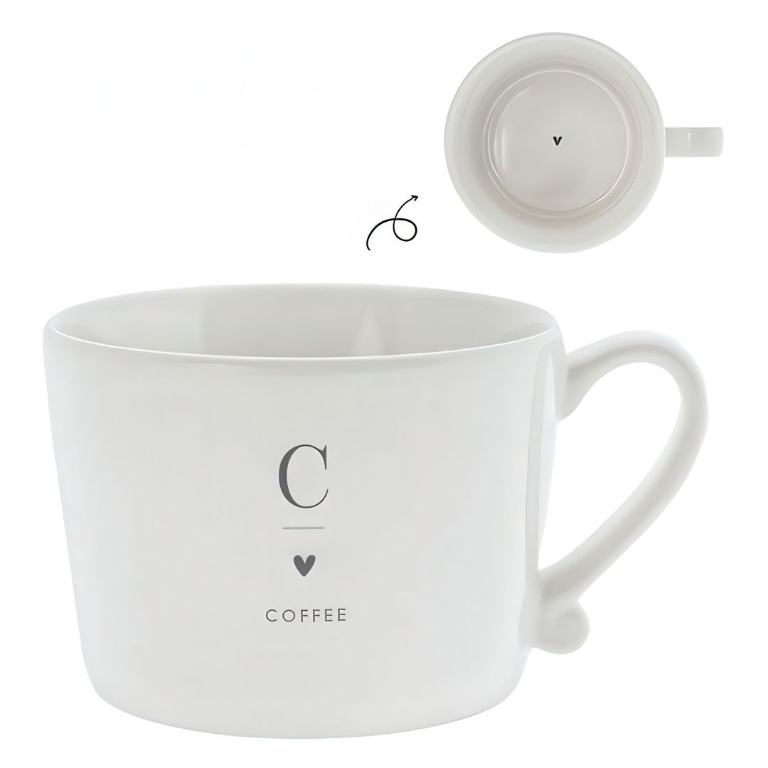 Weiße Kaffeetasse mit einem Henkel. Auf der Vorderseite steht ein "C" und das Wort "COFFEE" in grauer Schrift.