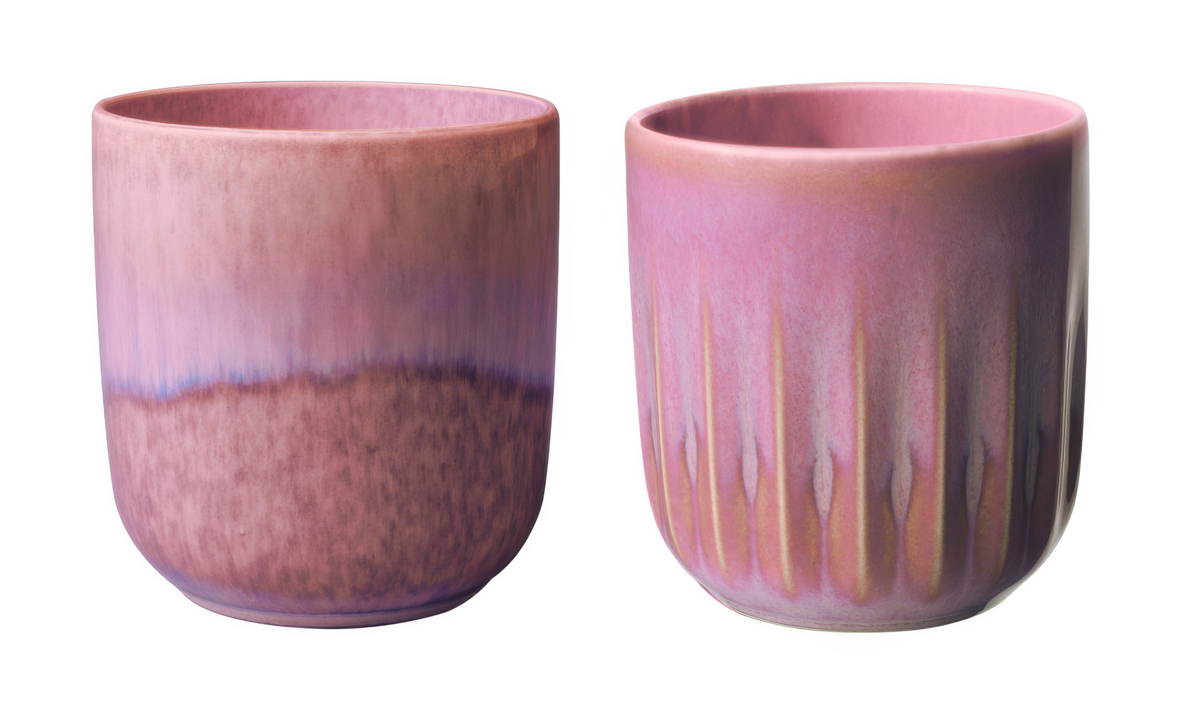 Zwei Tassen in sanften Rosa- und Lilatönen, eine mit glatter Oberfläche, die andere mit vertikalen Rillen.