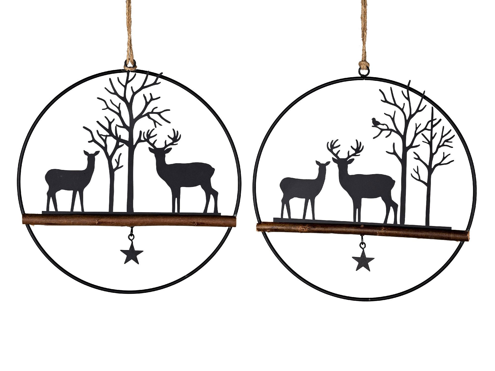 Zwei runde Dekohänger mit Silhouetten von Rehen und Bäumen, hängend an einer Schnur