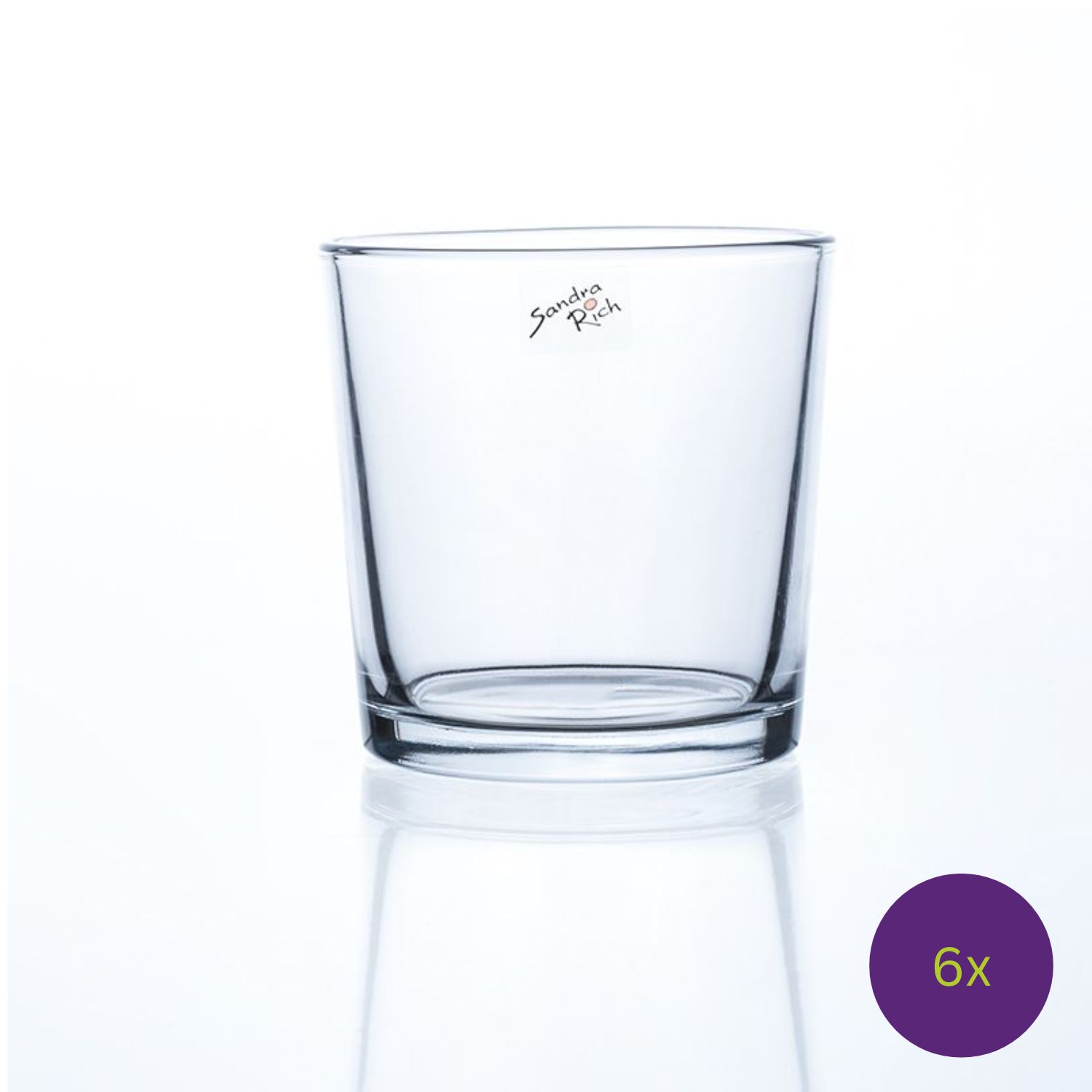 Ein transparenter Glasbecher mit geradem Rand und einem Logoaufdruck auf der Seite. Der Becher steht auf einer reflektierenden Oberfläche.