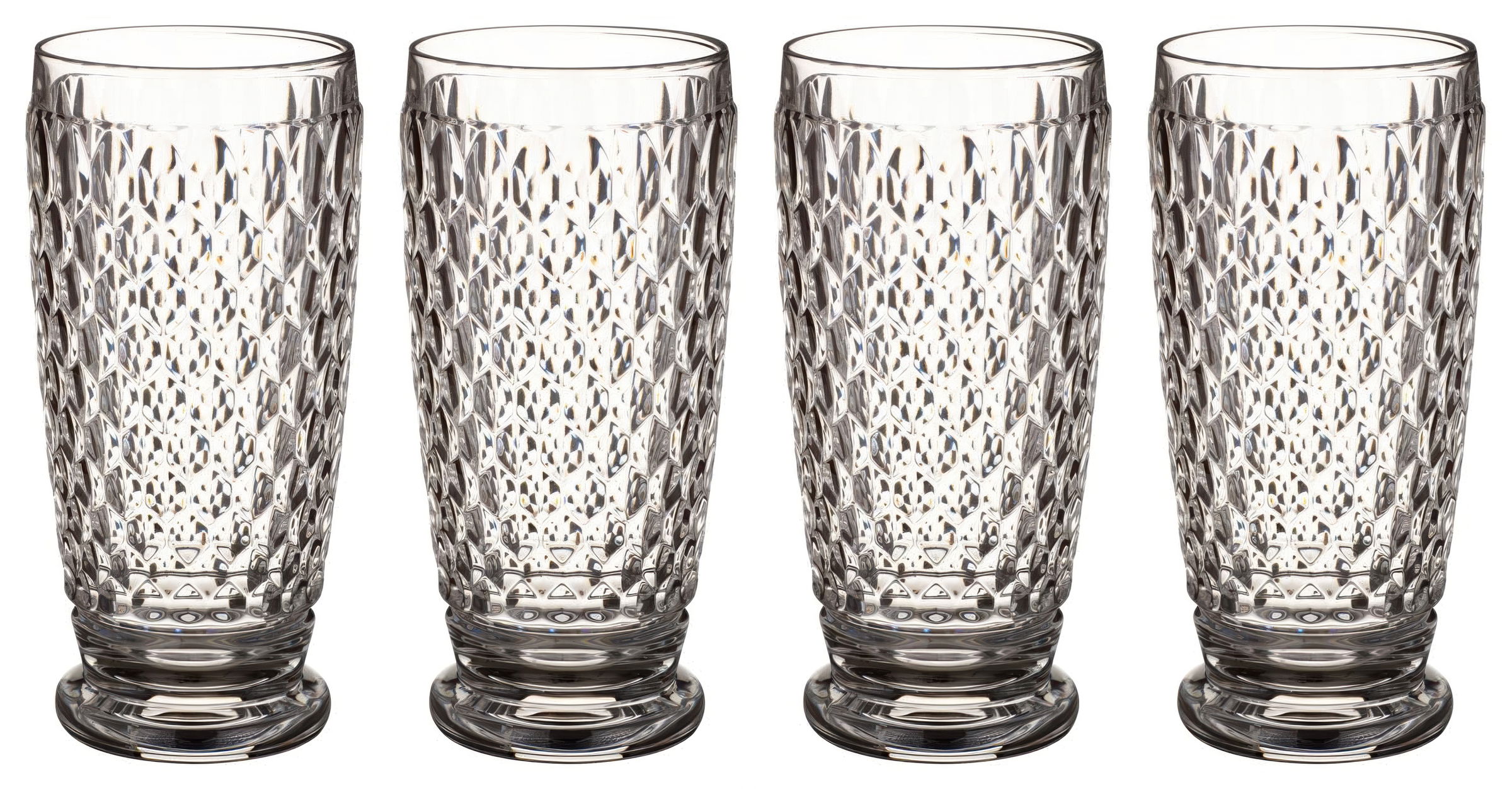 Vier gläserne Trinkbecher mit strukturiertem Muster und runder Basis, gleichmäßig nebeneinander angeordnet.