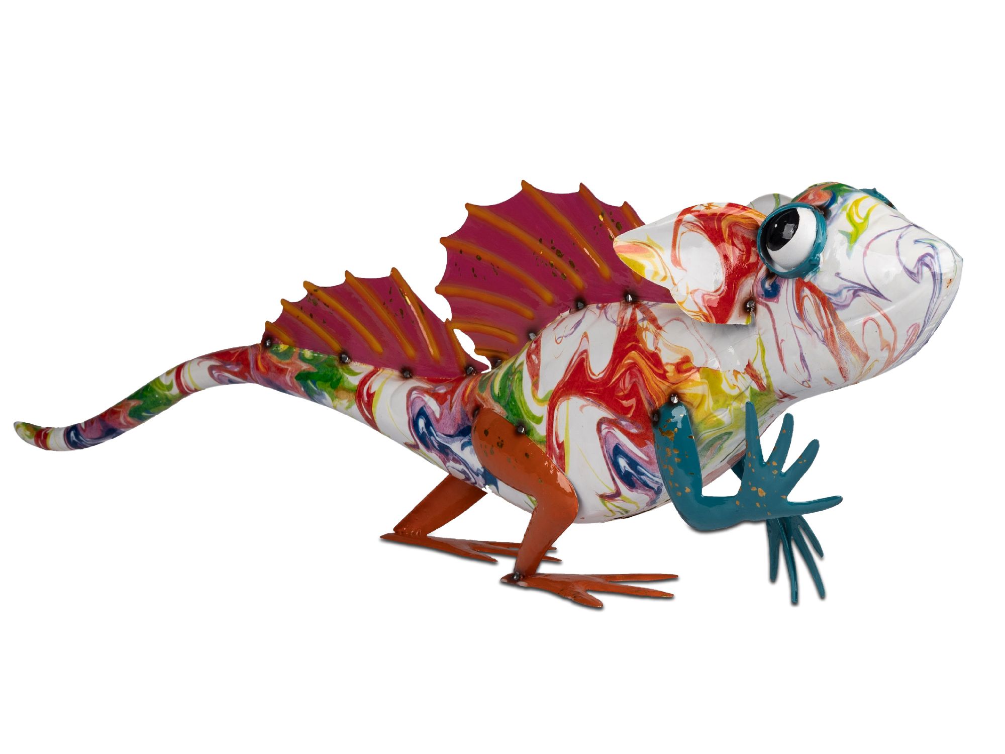 Bunte, skulpturale Figur eines Salamanders mit großen Augen und auffälligen Flossen, aus verschiedenen Materialien gefertigt.
