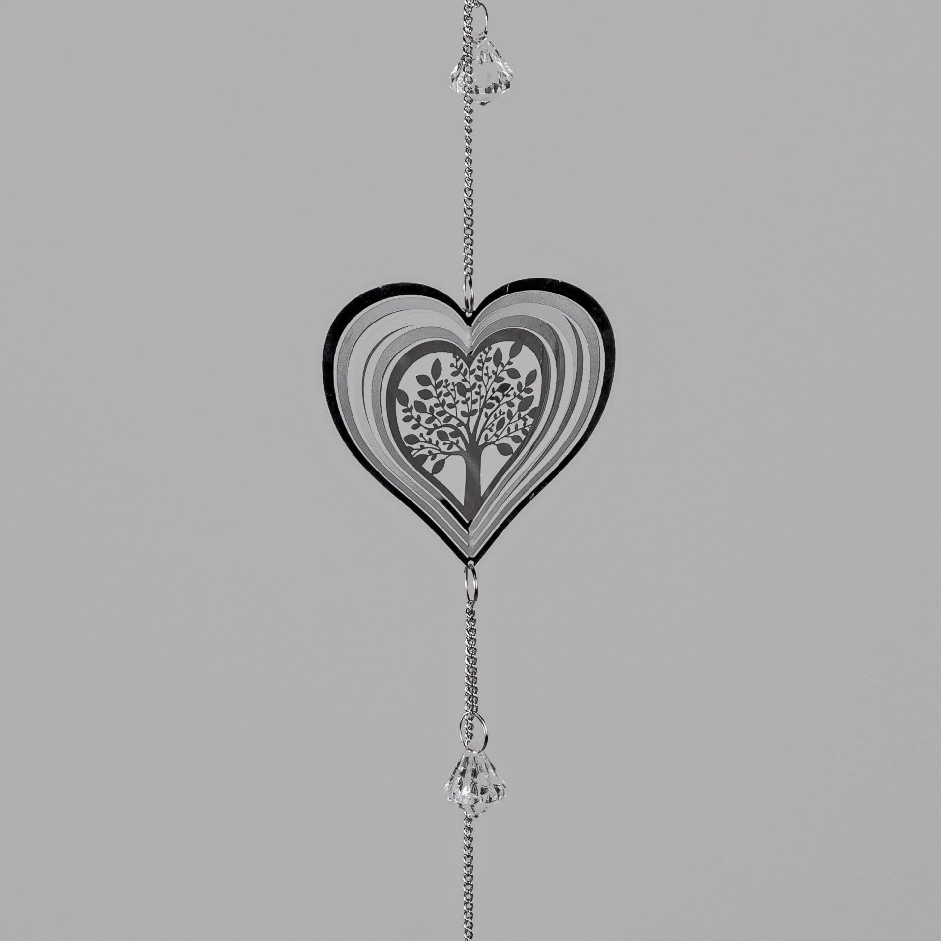Hängendes Herz aus mehreren Schichten in Schwarz und Weiß mit einem Baum-Motiv, verziert mit einem K