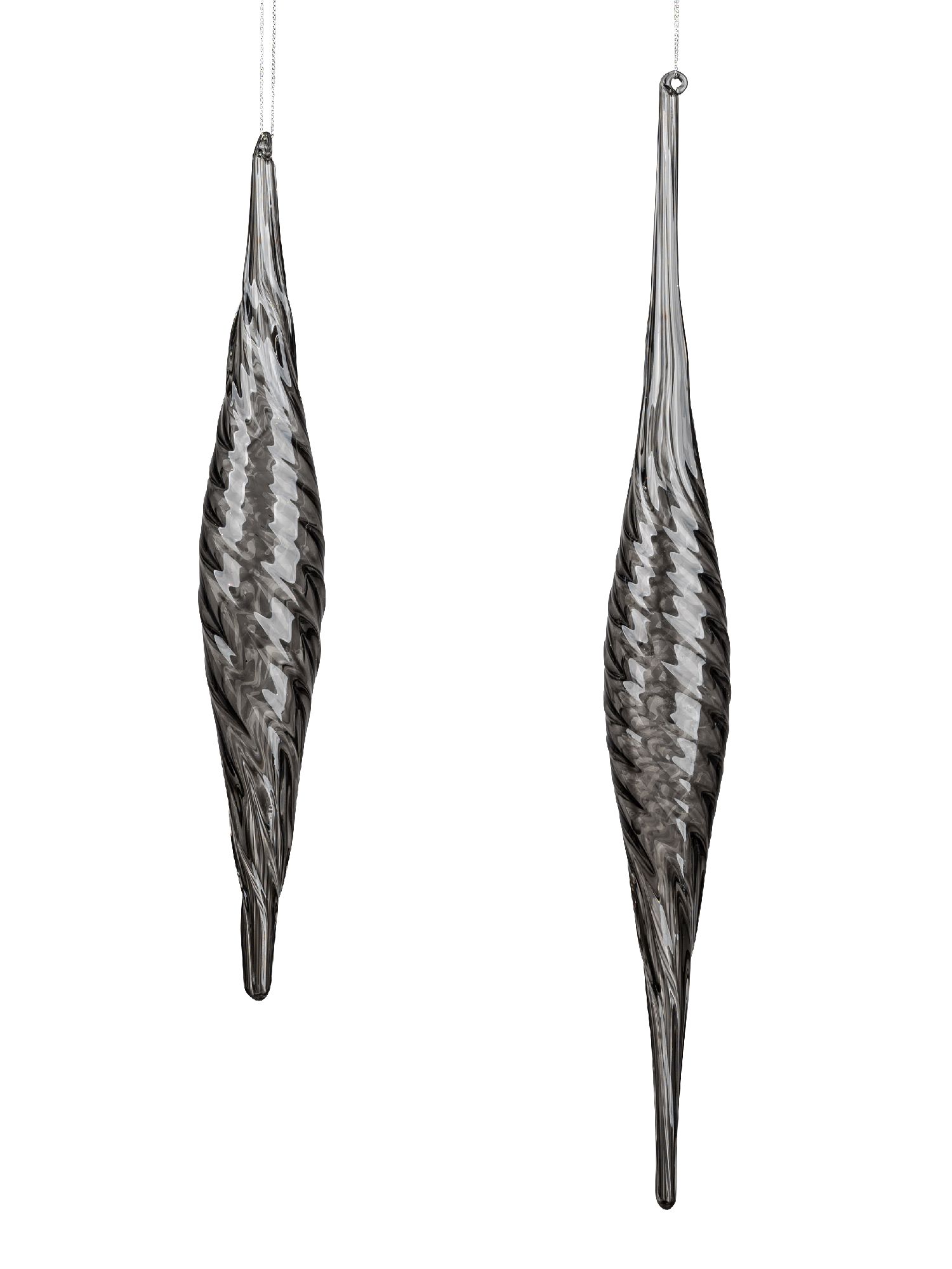 Zwei hängende, spiralförmige Objekte aus transparentem, grauem Material mit glatter Oberfläche.