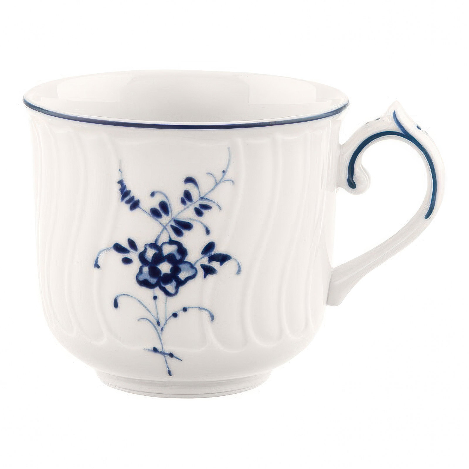 Weiße Tasse mit blauen Blumenmustern und einem geschwungenen Henkel. Die Oberfläche ist strukturiert.