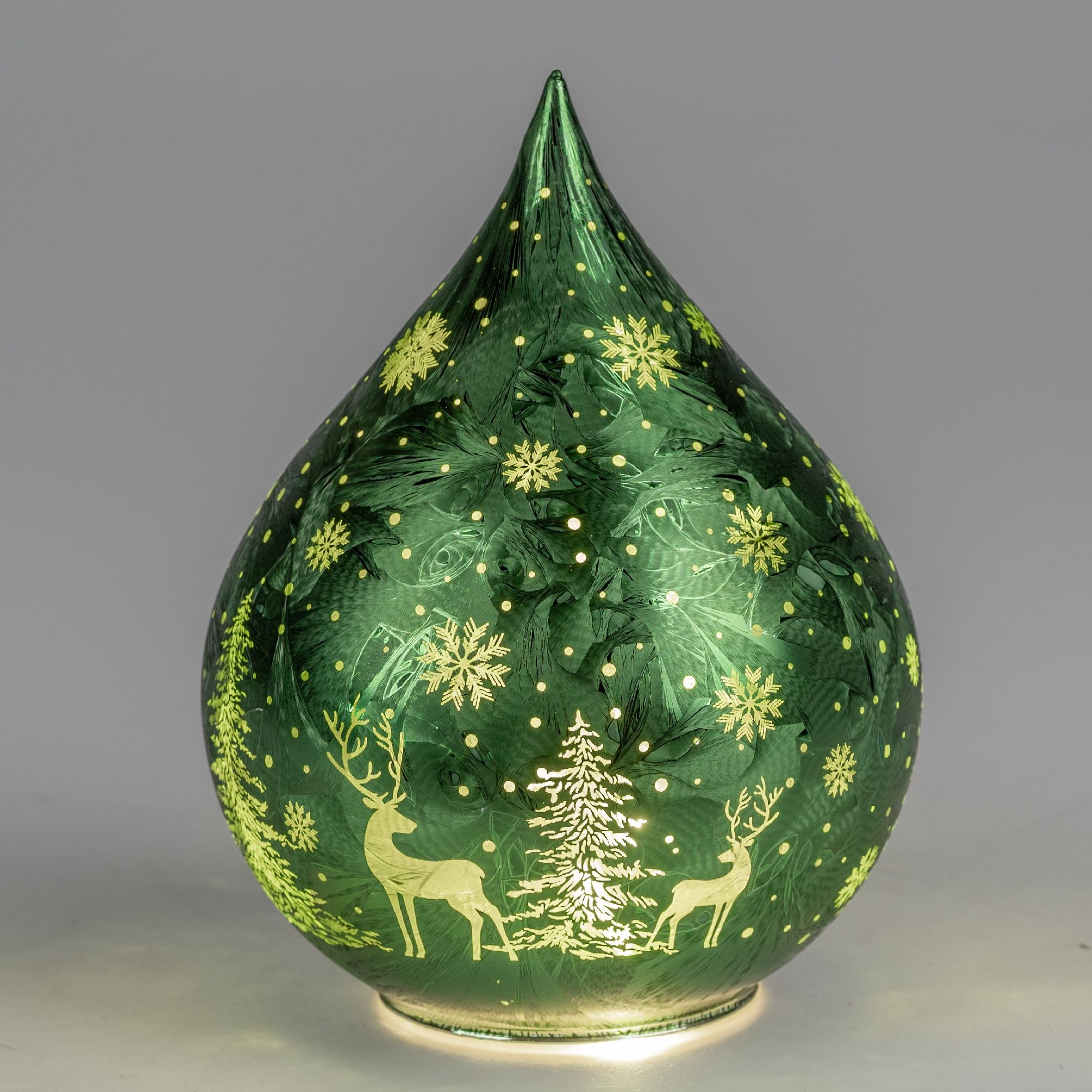 Grüne, tropfenförmige Lampe mit goldenen Schneeflocken, Tannenbäumen und Rehen auf der Oberfläche, l