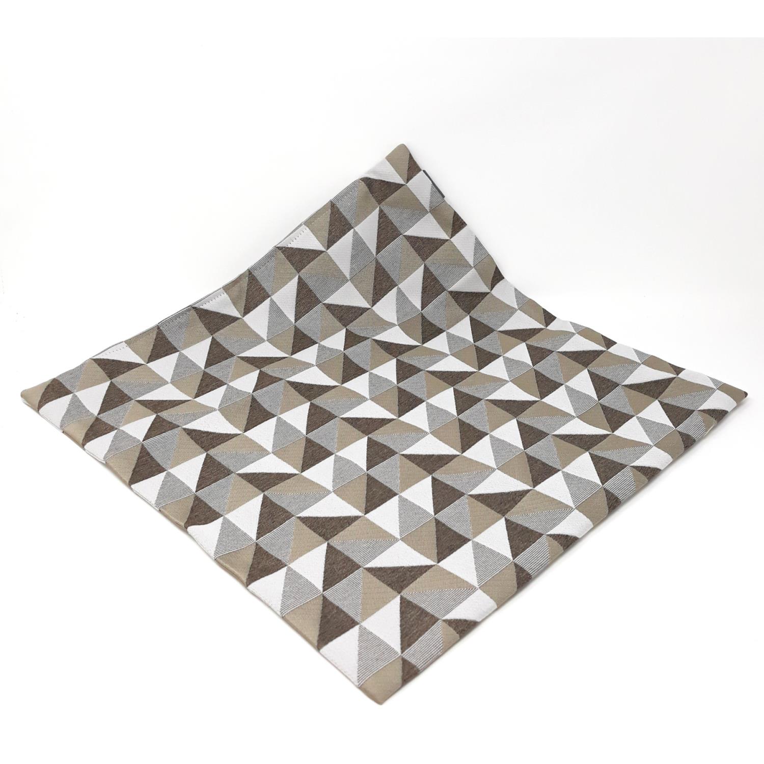 Ein gefalteter Stoff mit einem geometrischen Muster aus Dreiecken in Braun-, Beige- und Grautönen auf hellem Hintergrund.