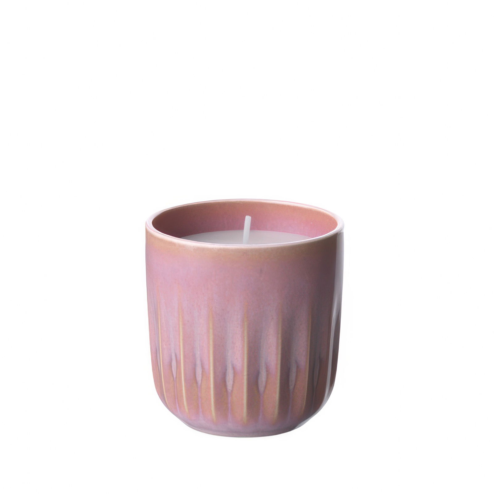 Eine runde, rosa Kerze in einem strukturierten Behälter mit einem weißen Docht. Der Hintergrund ist weiß.