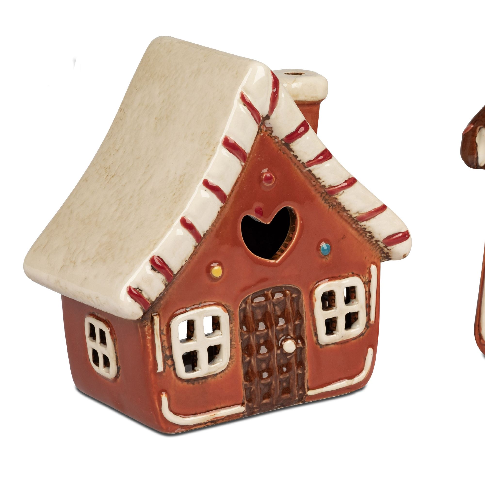 Ein kleines, braunes Haus aus Keramik mit einem weißen Dach, Herzfenster und bunten Dekorationen.
