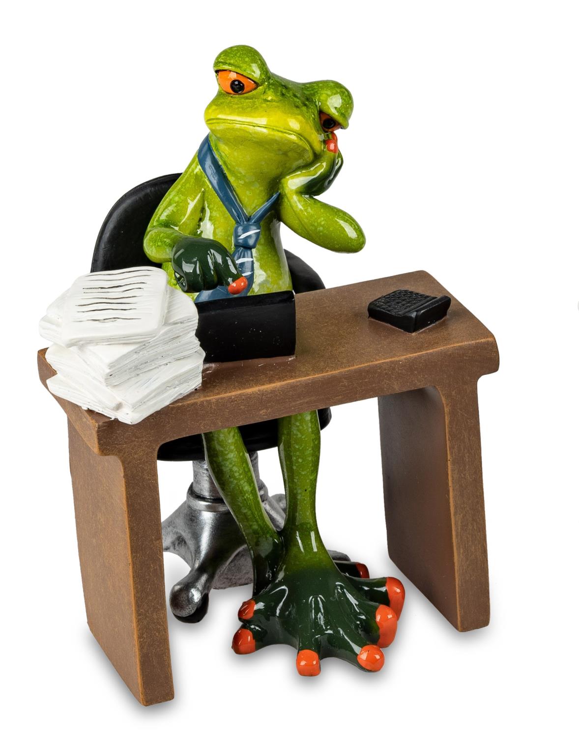 Eine grüne Froschfigur sitzt an einem Schreibtisch, umgeben von Papierstapeln, und schaut nachdenklich auf einen Laptop.