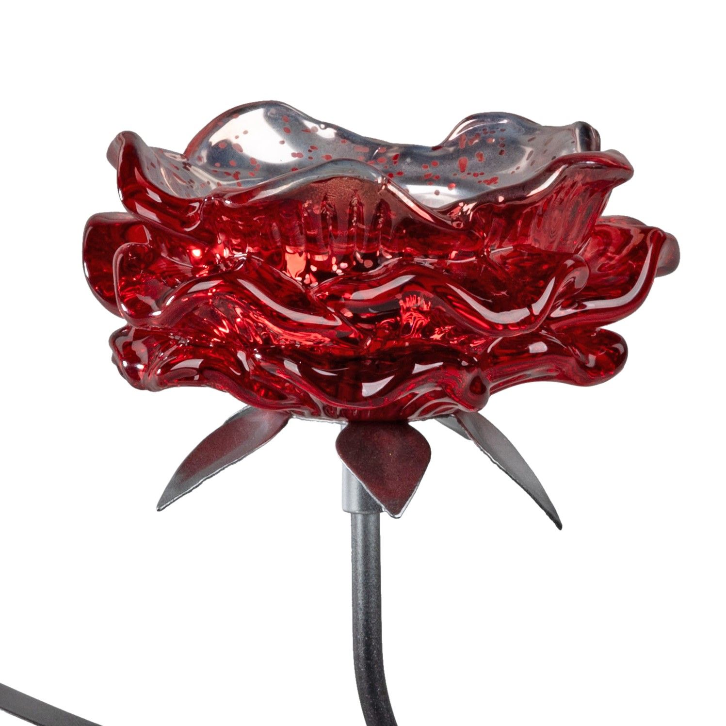 Rote Glasblume mit gewelltem Rand, auf einem metallenen Stiel mit Blättern. Die Blume hat eine glänz