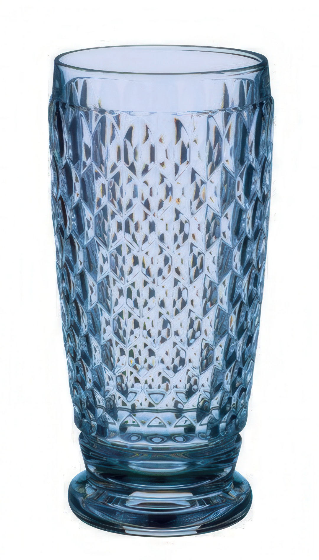 Blauer, gläserner Becher mit rautenförmigem Muster und breitem Fuß, transparent und glänzend.