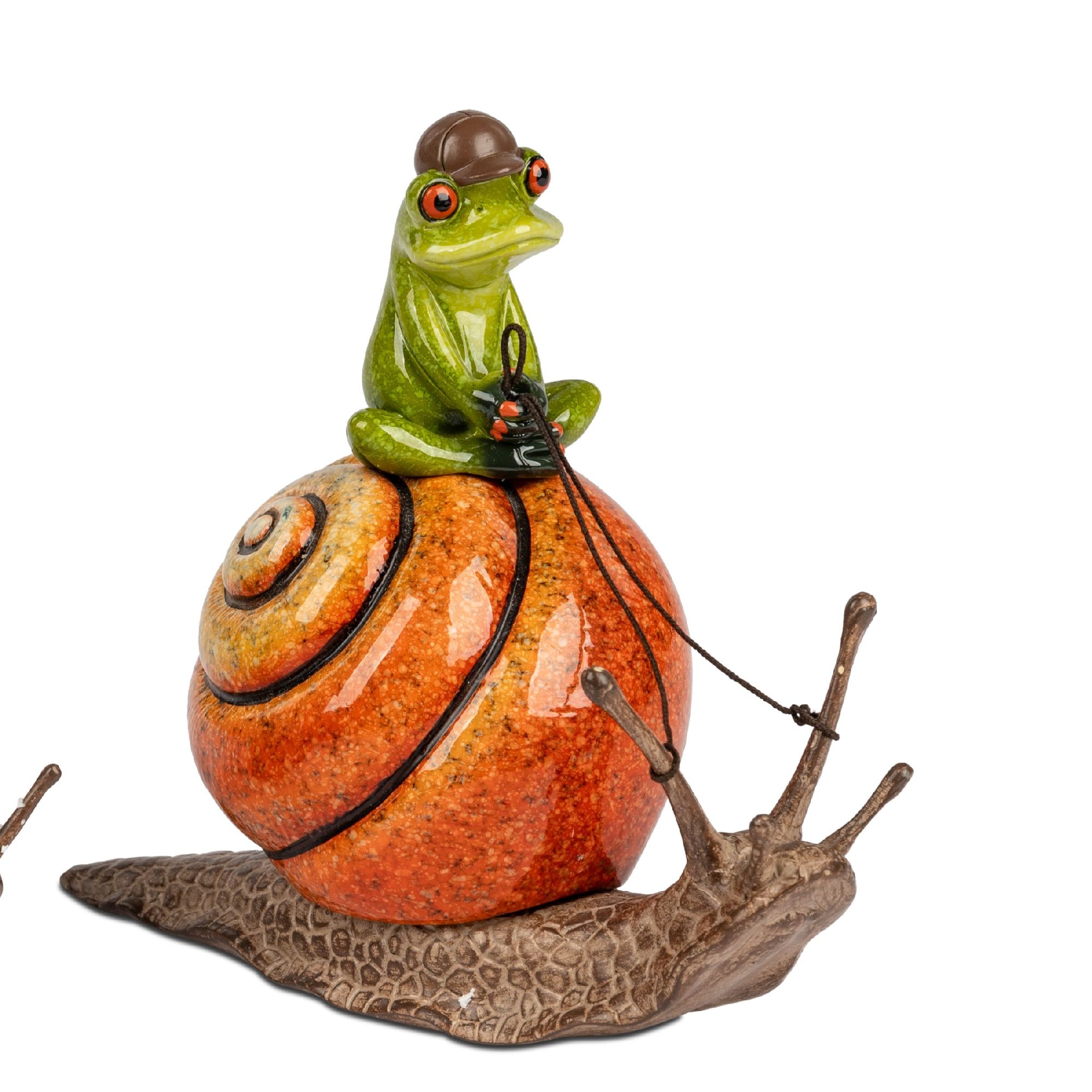 Eine grüne Froschfigur mit Hut sitzt auf einer großen, bunten Schnecke und hält eine Schnur in der H