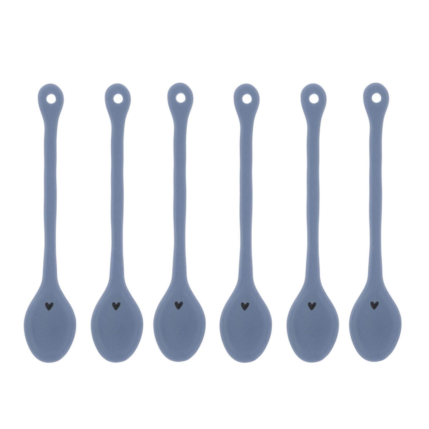 Sechs blaue Löffel aus einem glatten Material, jeder mit einem kleinen schwarzen Herz auf der Löffeloberfläche.