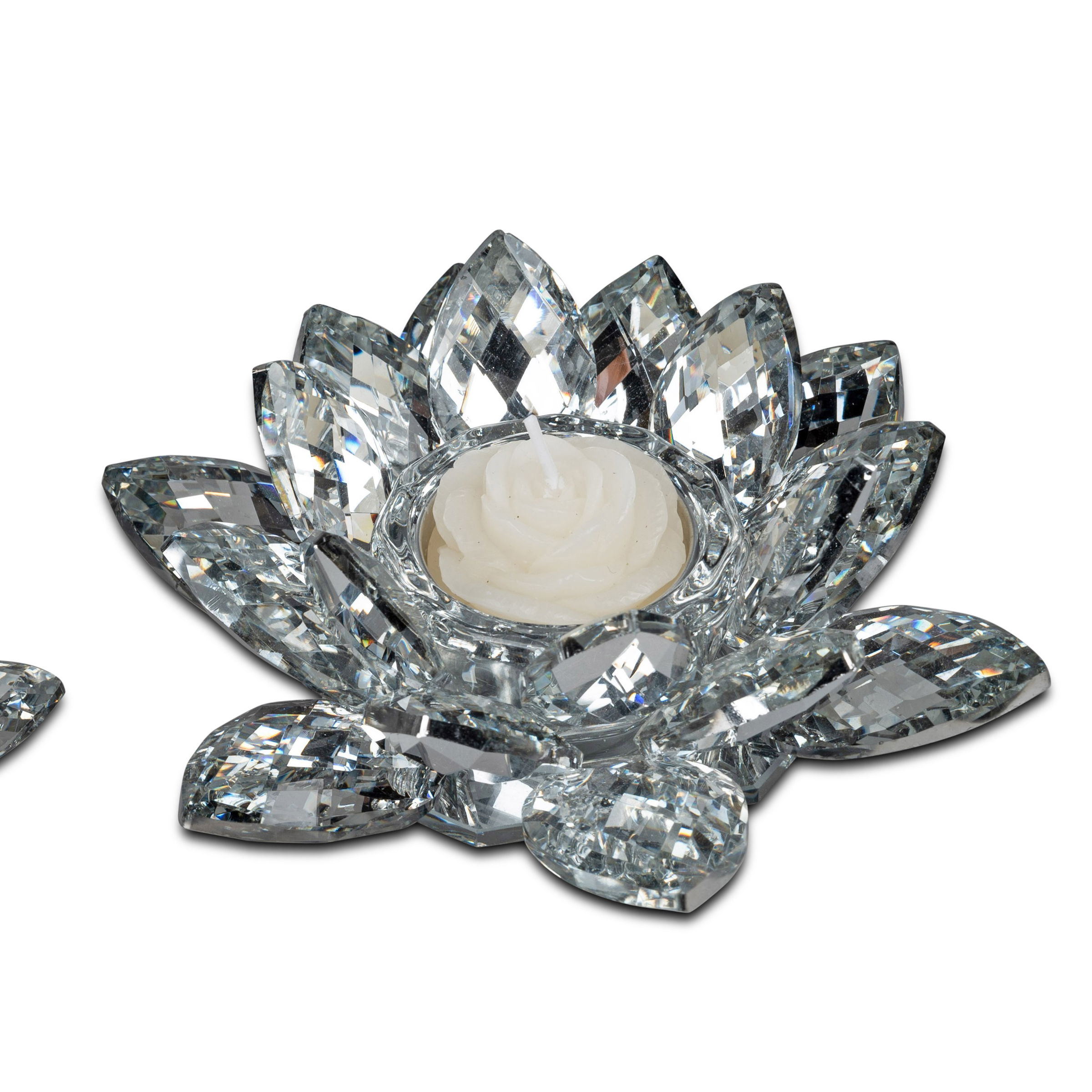 Ein Teelichthalter in Form einer Blüte aus transparentem Kristall mit einer weißen Kerze in der Mitte.