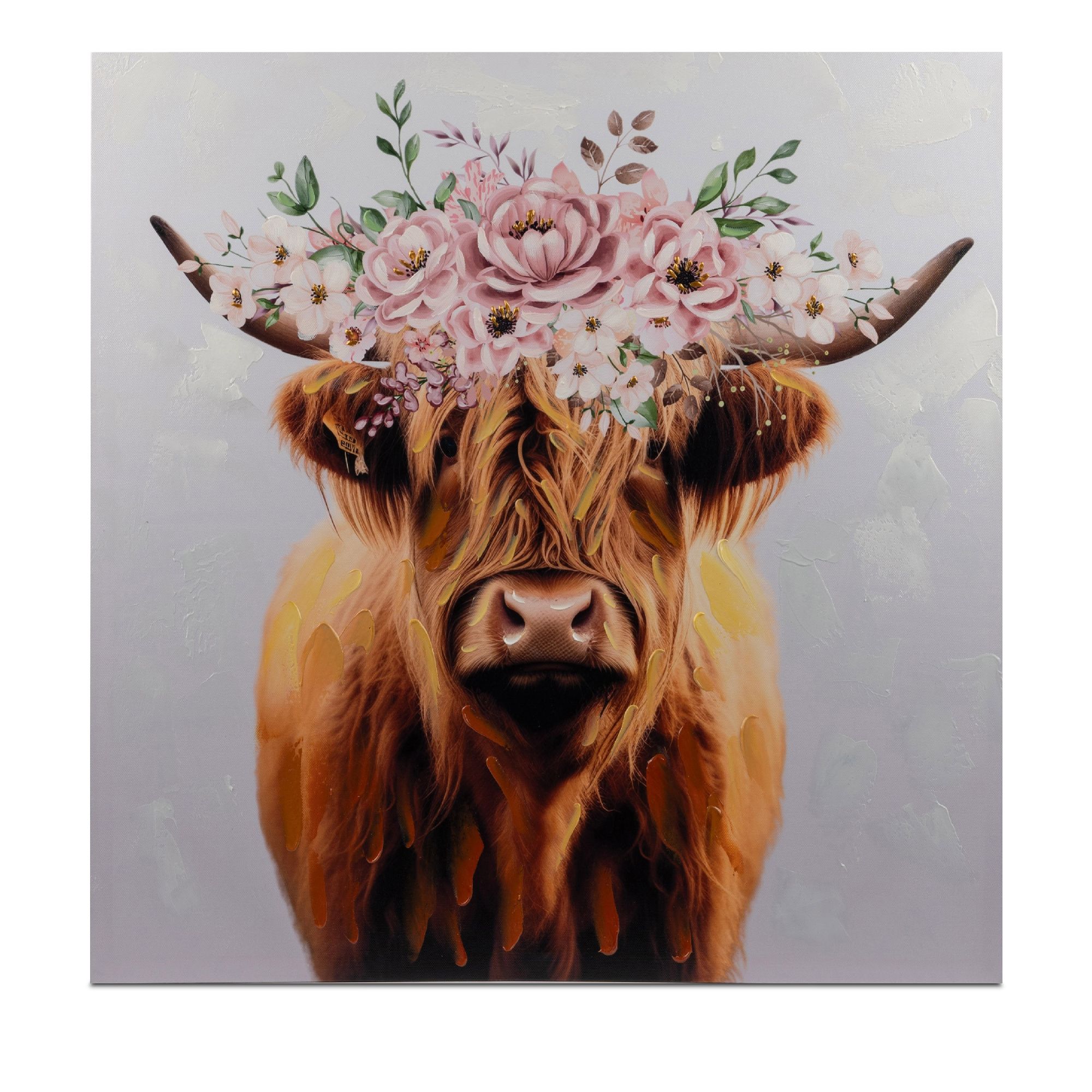 Ein Highland-Rind mit blühendem Blumenkranz auf dem Kopf vor einem hellen Hintergrund.
