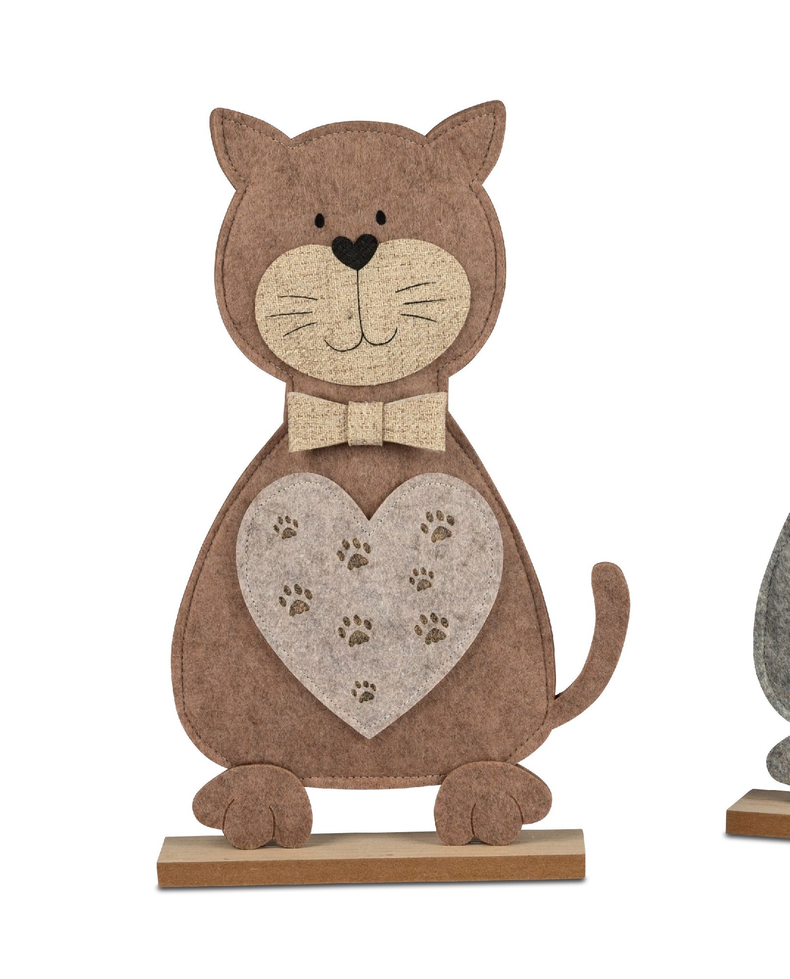 Braune Katzenfigur aus Filz mit Herzmotiv und Pfotenabdrücken, auf einem Holzsockel stehend.