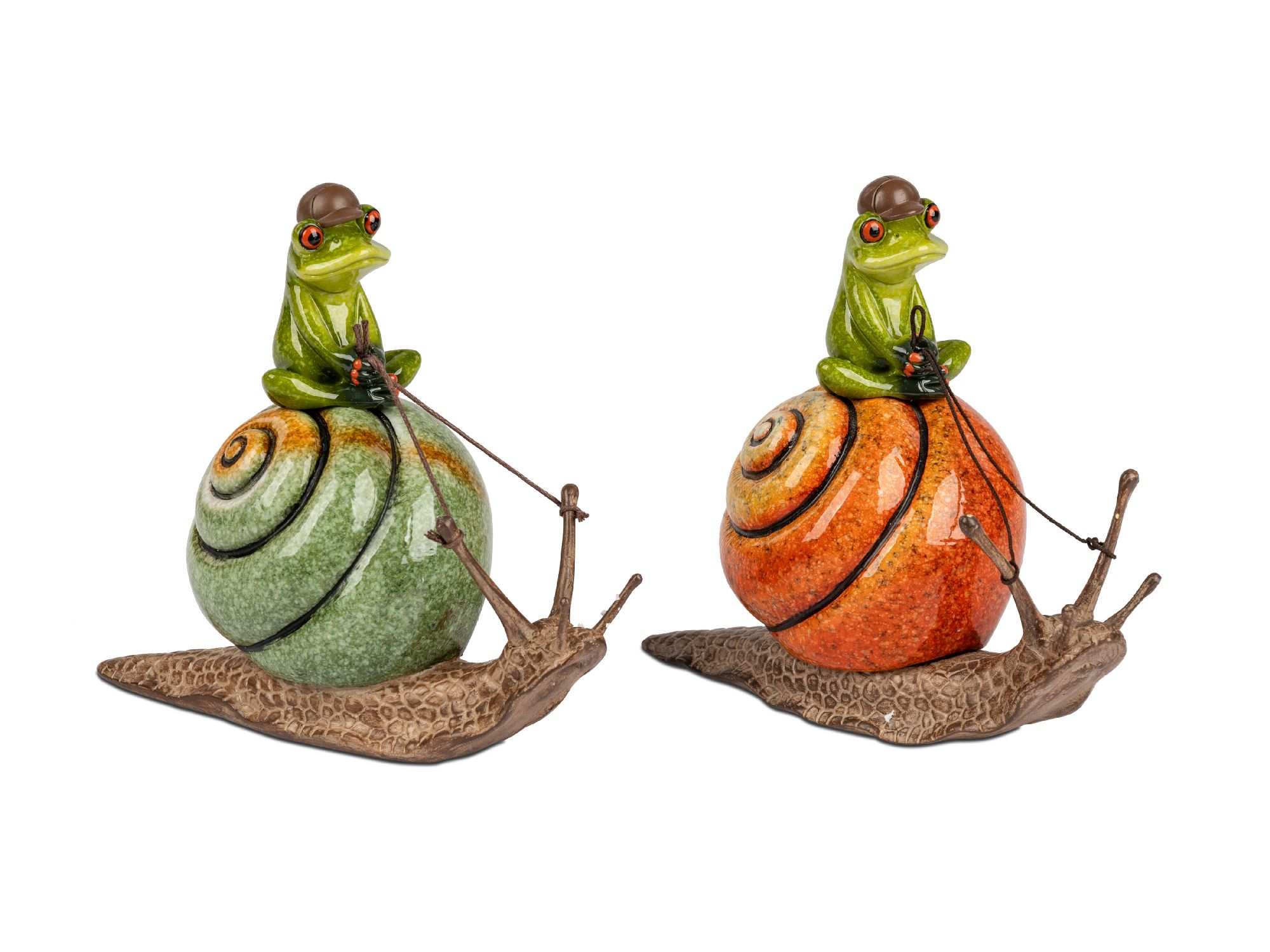 Zwei Schnecken mit bunten, spiralförmigen Schalen und einer grünen Froschfigur, die jeweils auf den