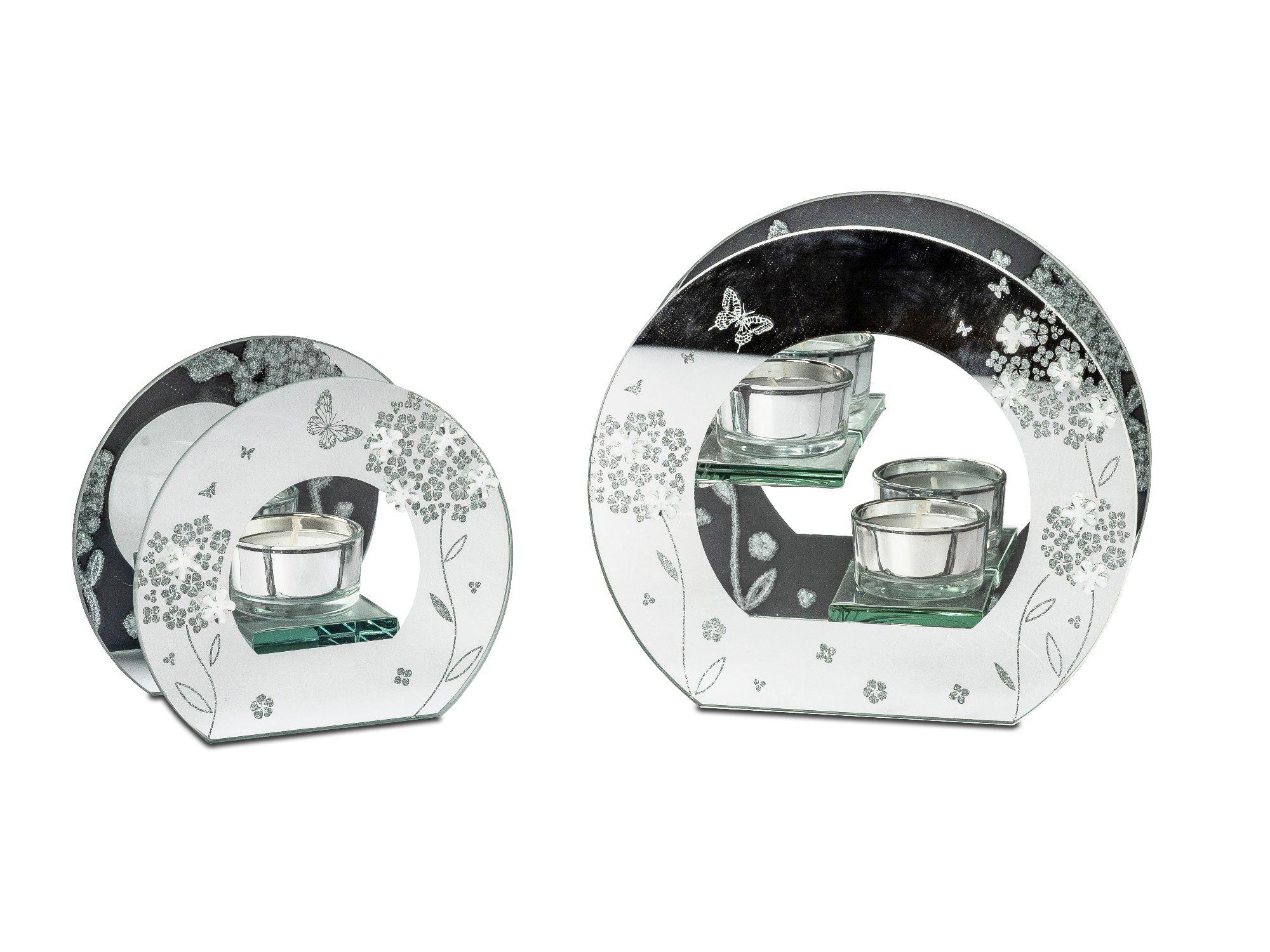 Zwei dekorative Teelichthalter aus Glas in runder Form, verziert mit floralen Motiven, einer mit einem und einer mit drei Haltern.