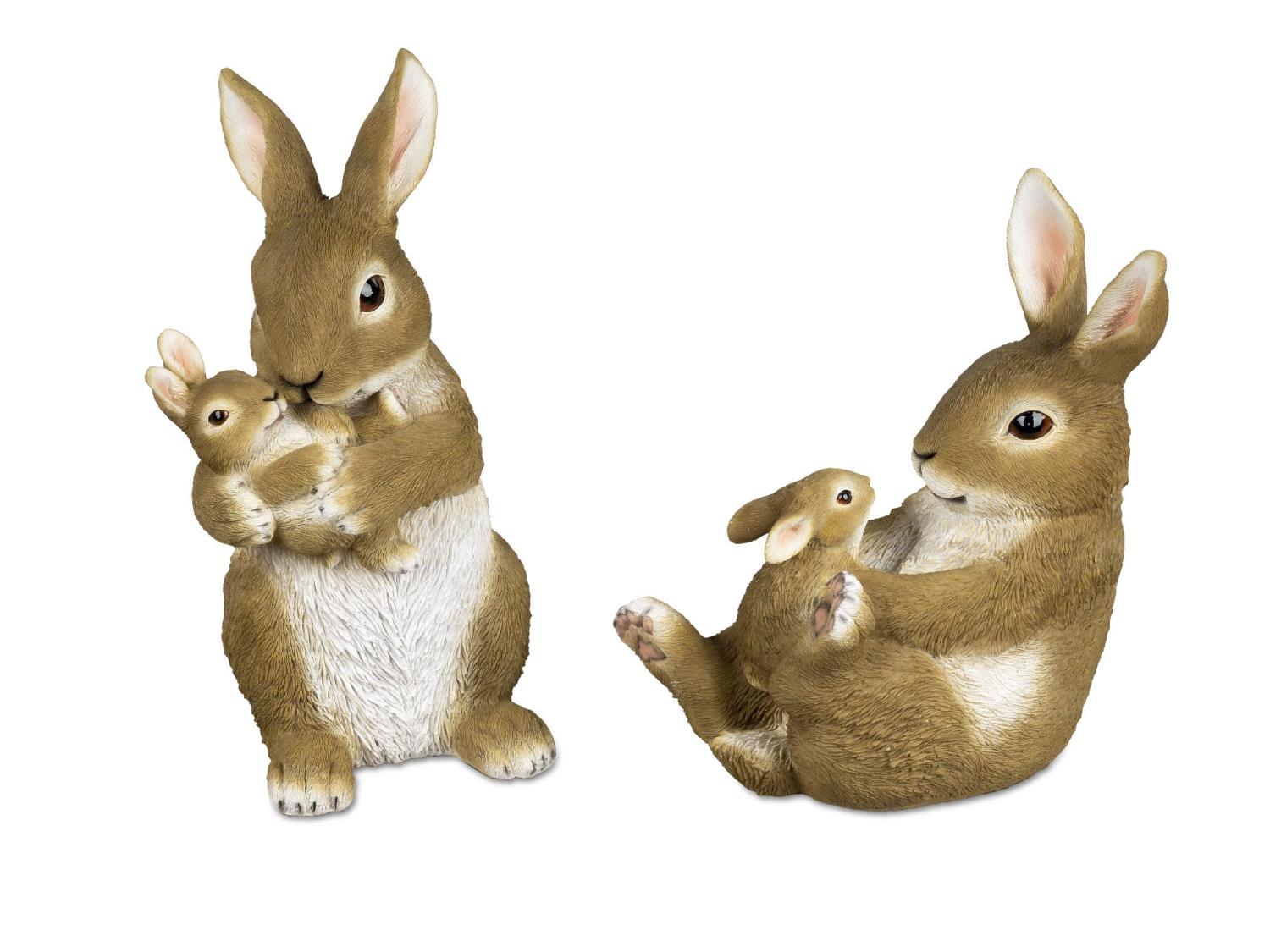 Zwei Hasenfiguren: Eine große Figur hält ein kleines Häschen, die andere sitzt mit einem Häschen auf dem Schoß. Beide sind braun.