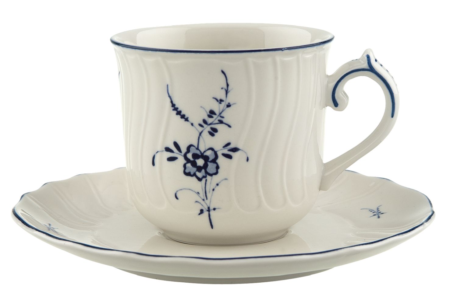 Weiße Tasse mit Henkel und blauem Blumenmuster auf passender Untertasse