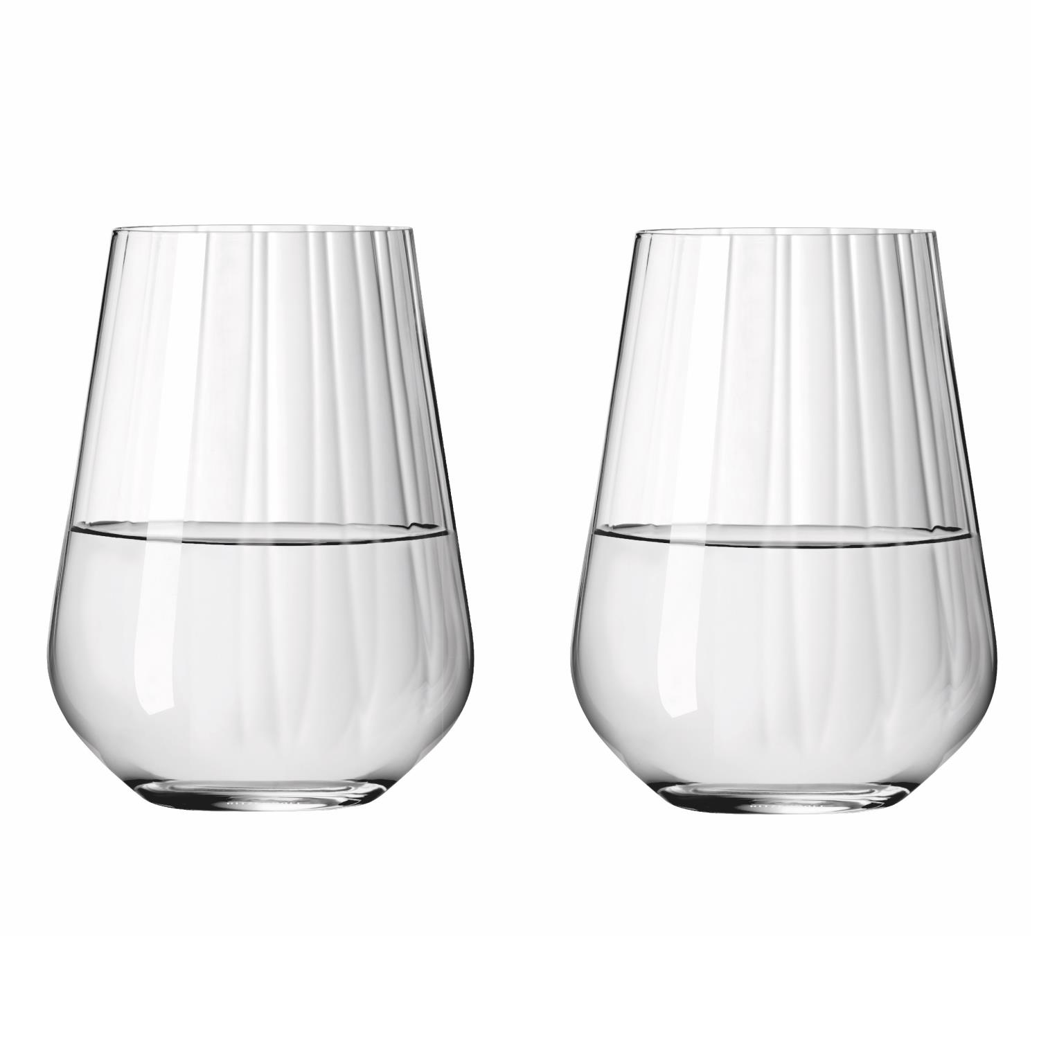 Zwei klare Gläser mit Wasser, leicht bauchig geformt und mit vertikalen Rillen im oberen Bereich.