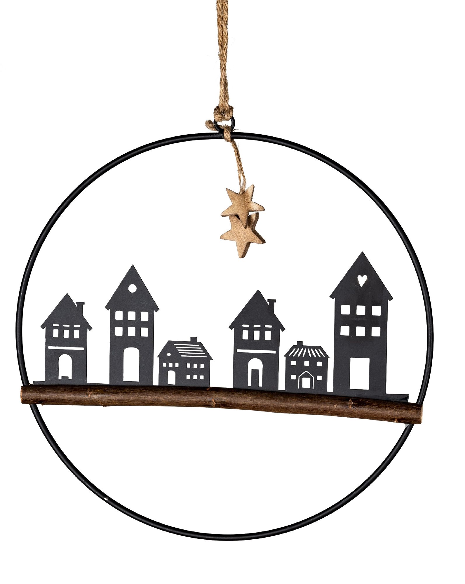 Dekorative Wandhängung mit einem schwarzen Metallring, darauf stilisierte Häuser und ein Holzstab, o