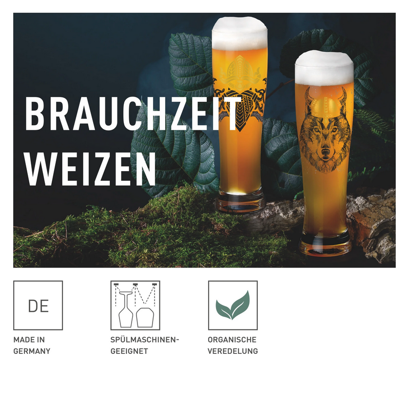 Zwei Gläser Weizenbier stehen auf einer moosbedeckten Fläche, umgeben von grünen Blättern. Text und Symbole sind sichtbar.