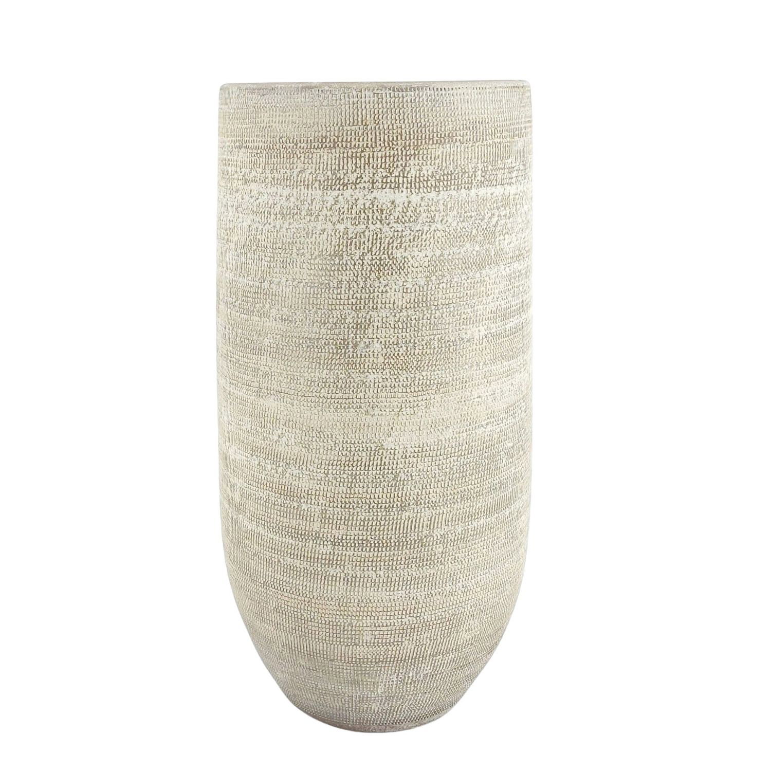 Hohe beige Vase mit feiner horizontaler Textur vor weißem Hintergrund