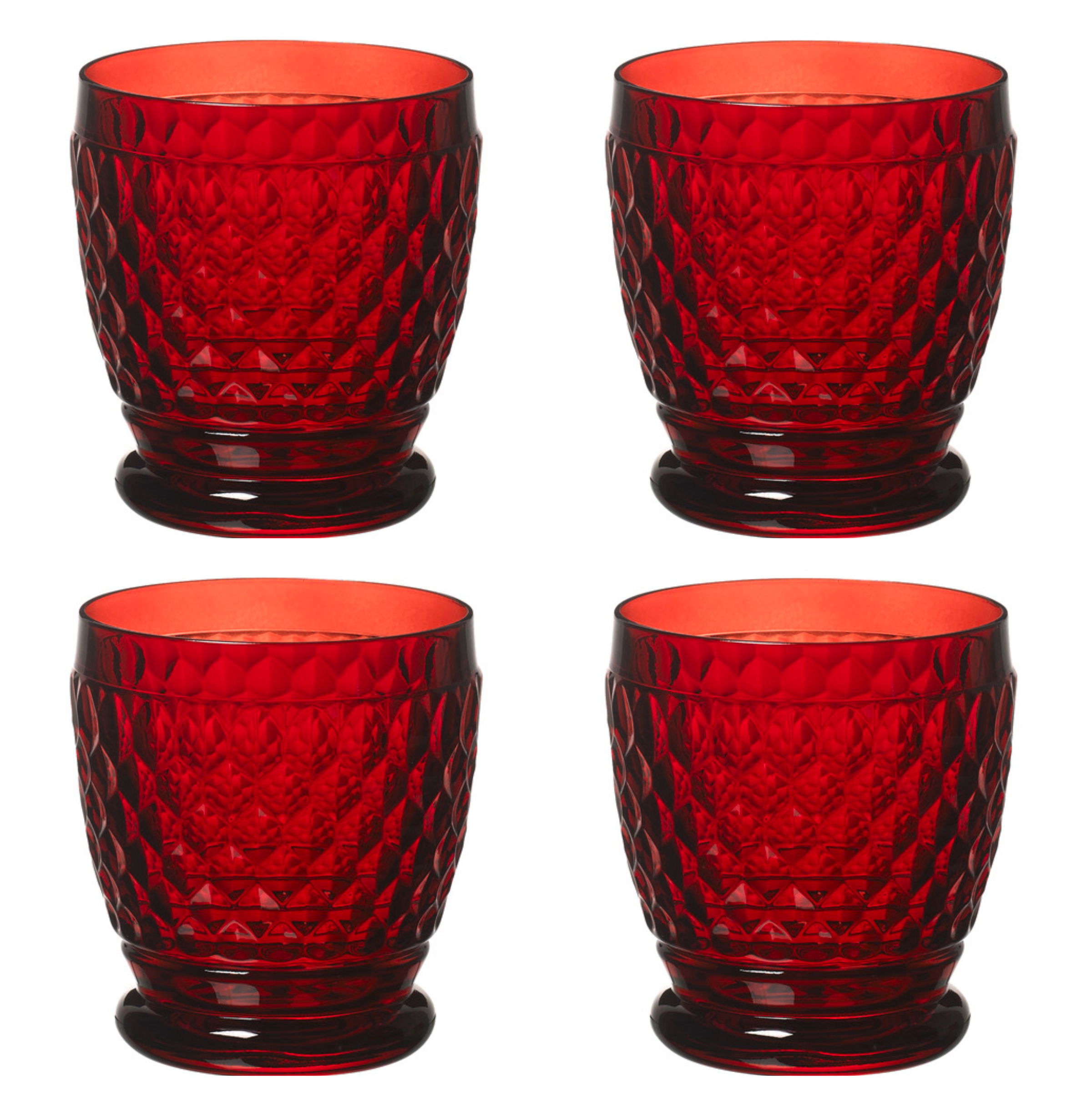 Vier rote Gläser mit strukturiertem Design, angeordnet in zwei Reihen. Jedes Glas hat einen breiten, stabilen Fuß.