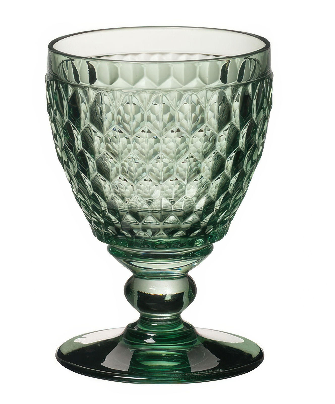 Grüner, facettierter Glasbecher mit Fuß, rundem Boden und gewelltem Rand. Der Becher hat eine strukturierte Oberfläche.