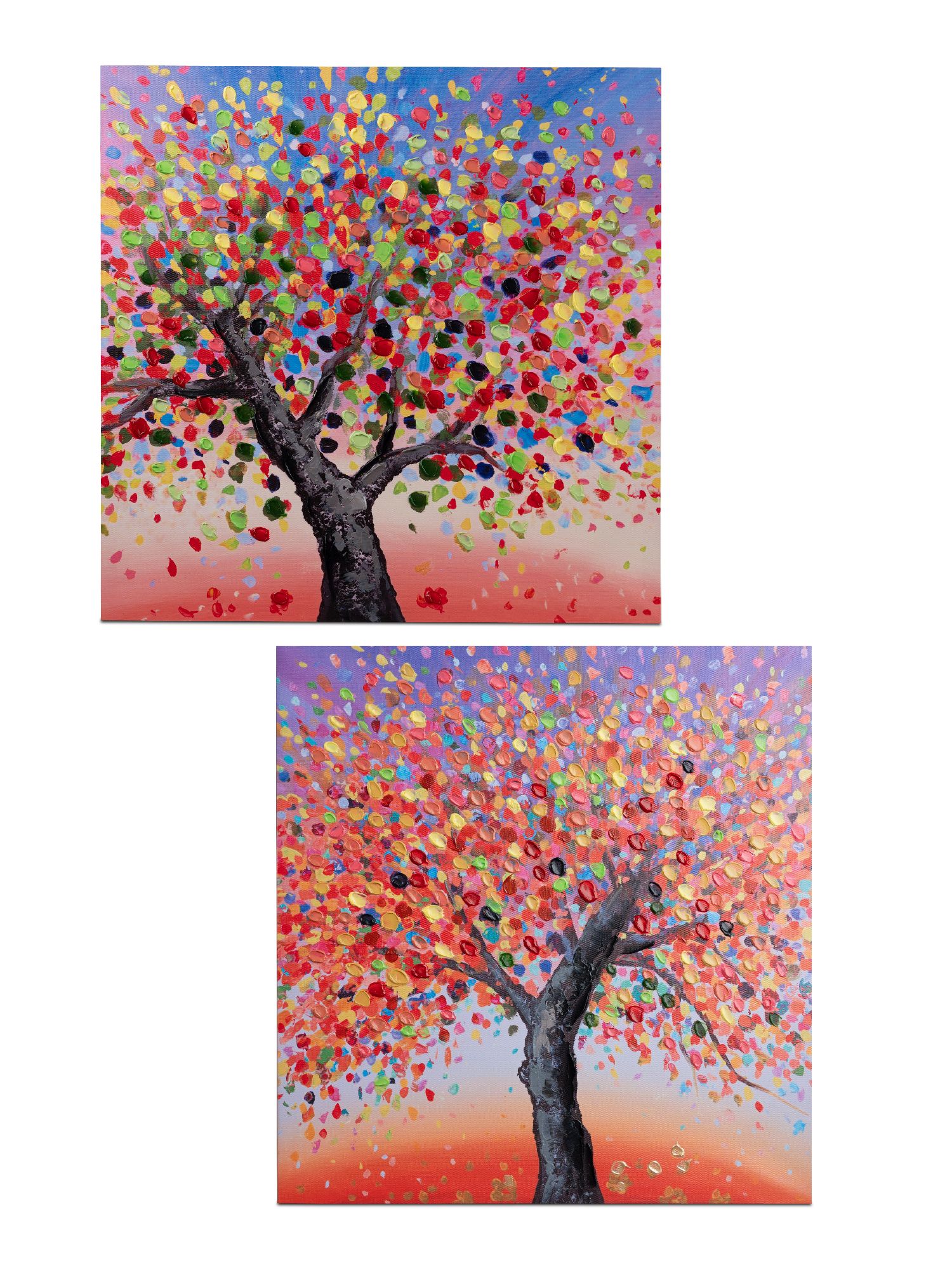 Zwei Bilder eines Baumes mit buntem Laub in verschiedenen Farben vor einem farbigen Hintergrund. Der Stamm ist dunkel und kräftig.