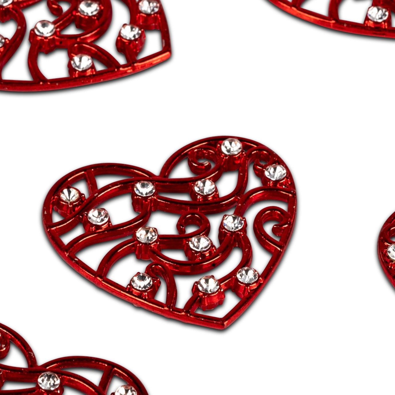 Rote, filigrane Herzformen mit glitzernden Steinen, auf weißem Hintergrund angeordnet.