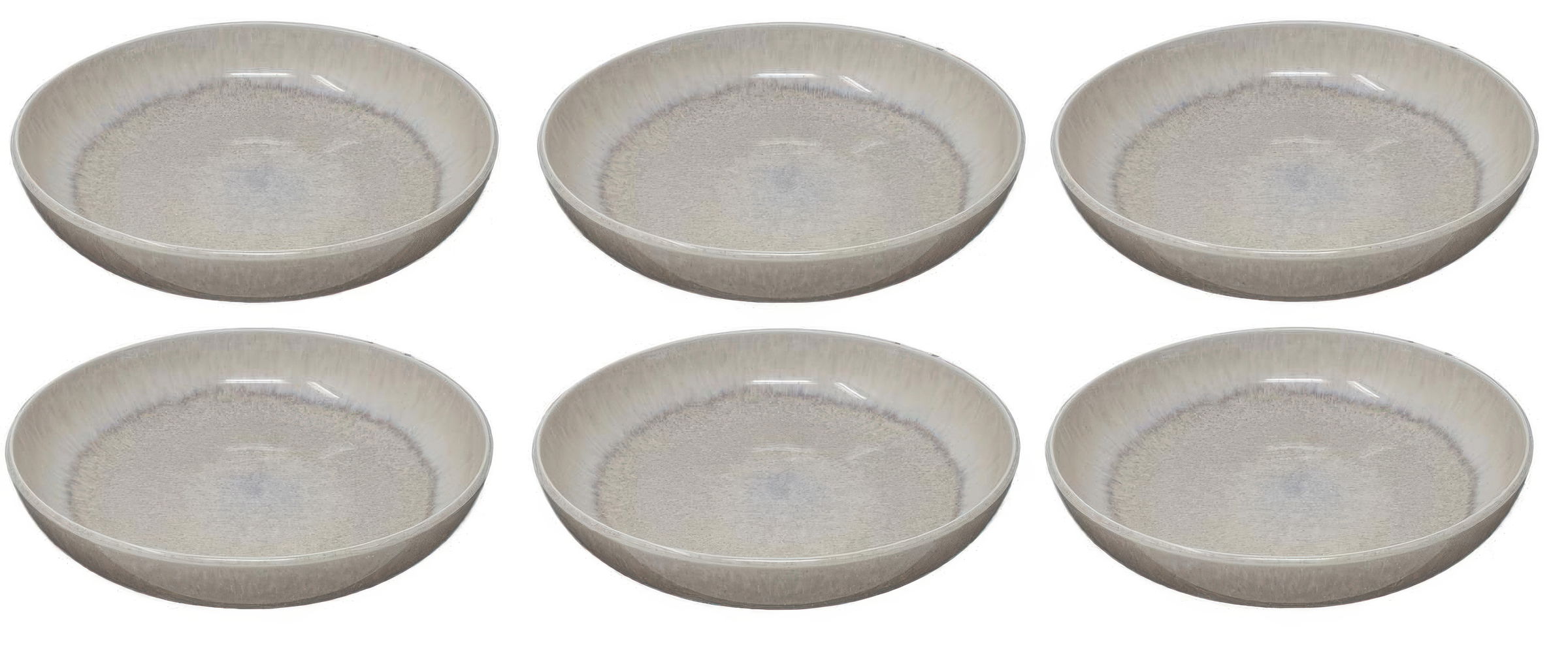 Sechs flache Teller in neutraler Farbe, gleichmäßig angeordnet auf weißem Hintergrund.