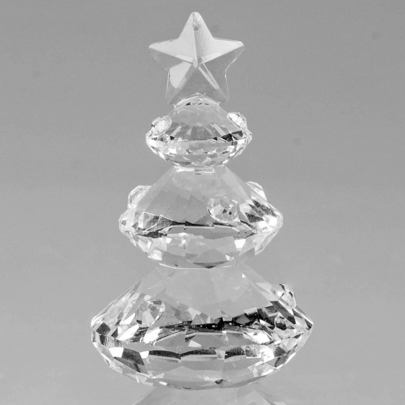 Ein gläserner Weihnachtsbaum mit einer sternförmigen Spitze, bestehend aus mehreren transparenten, f