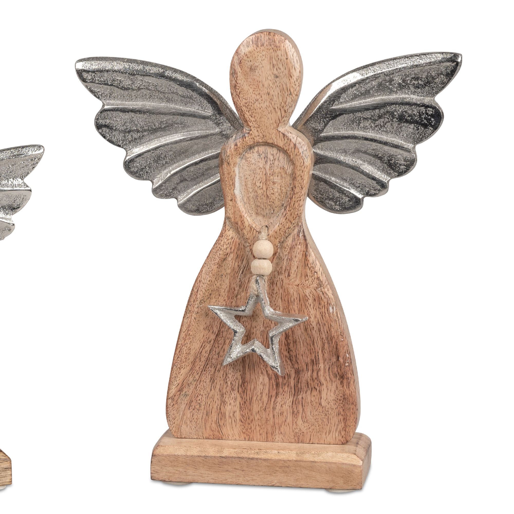 Holzfigur eines Engels mit silbernen Flügeln, einer Perle und einem Sternanhänger, auf einem stabile