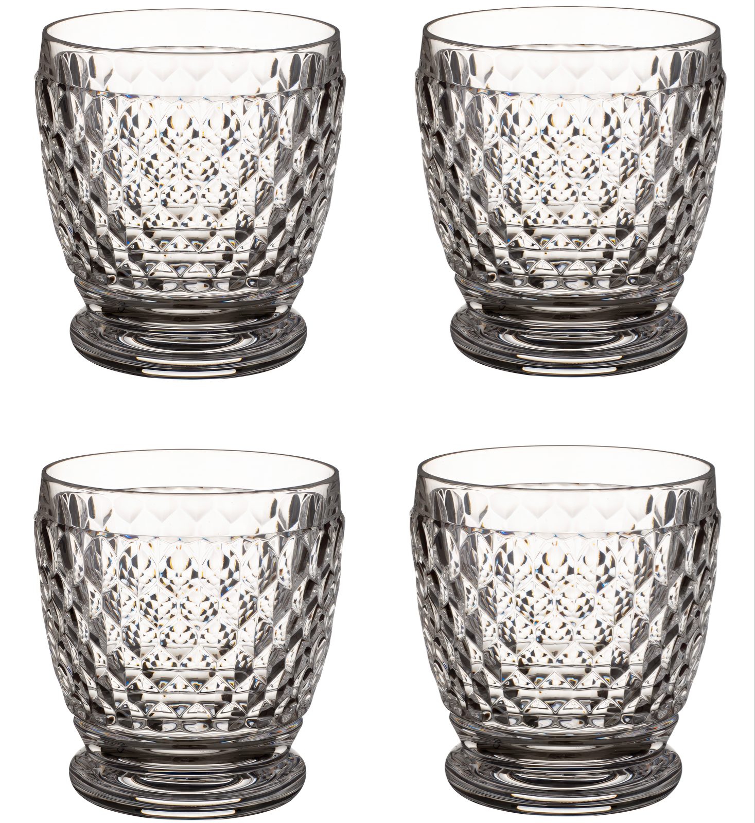 Vier gläserne Trinkbecher mit facettiertem Design, transparent und in einem quadratischen Arrangement angeordnet.