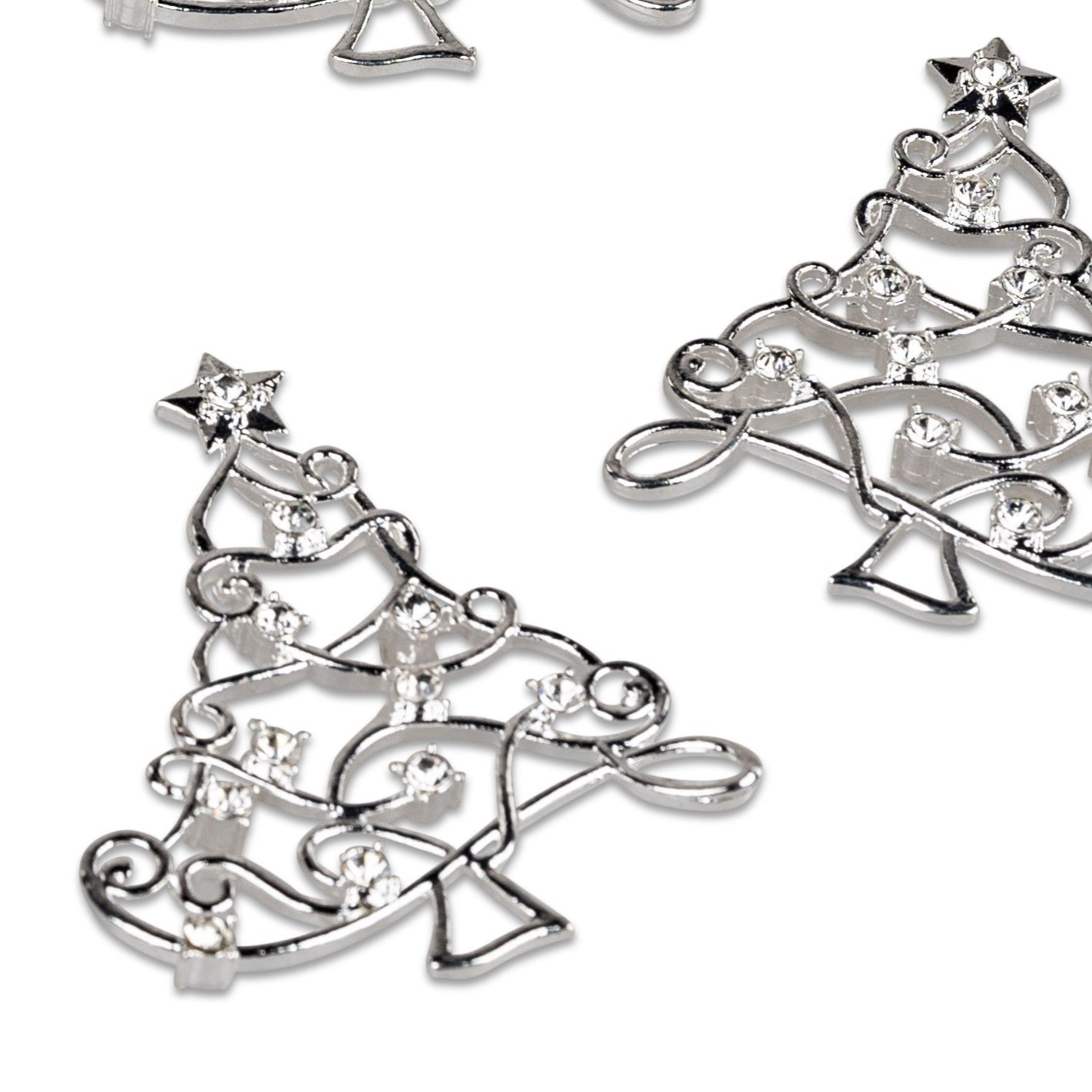 Drei silberne Weihnachtsbaum-Anhänger mit glitzernden Steinen, filigran gestaltet und in verschieden