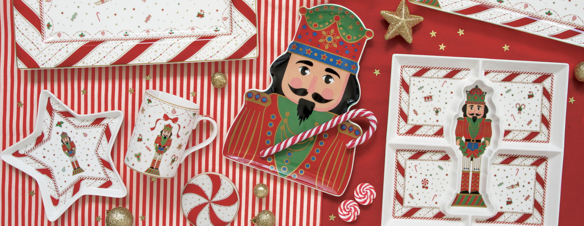 Weihnachtsgeschirr in Nussknackerform und mit Nussknacker Motiven.