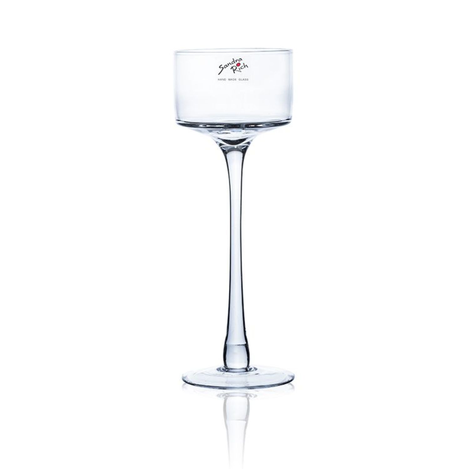 Ein elegantes, transparentes Glas mit hohem Stiel und breiter, flacher Öffnung. Auf dem Glas steht "Sandra Rich".