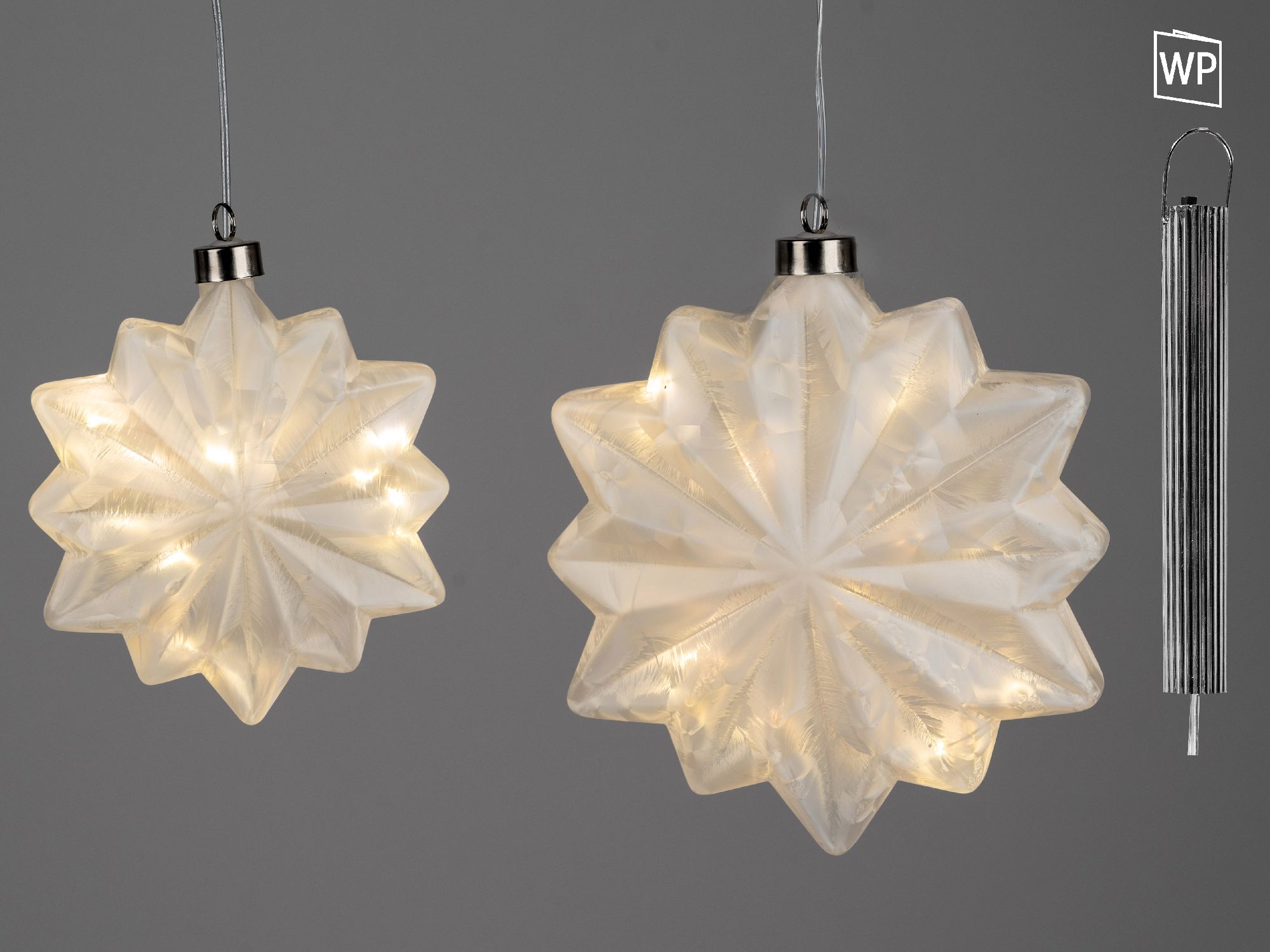 Zwei leuchtende, transparente Sternanhänger in verschiedenen Größen hängen vor einem grauen Hintergr