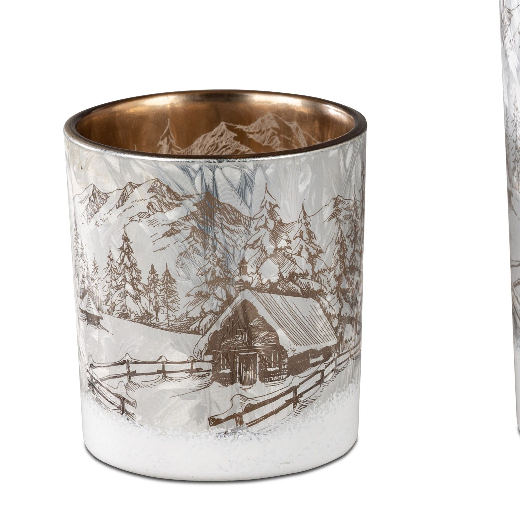 Ein dekorativer Becher mit einer winterlichen Landschaft, Bergen, Tannenbäumen und einer Hütte, in s