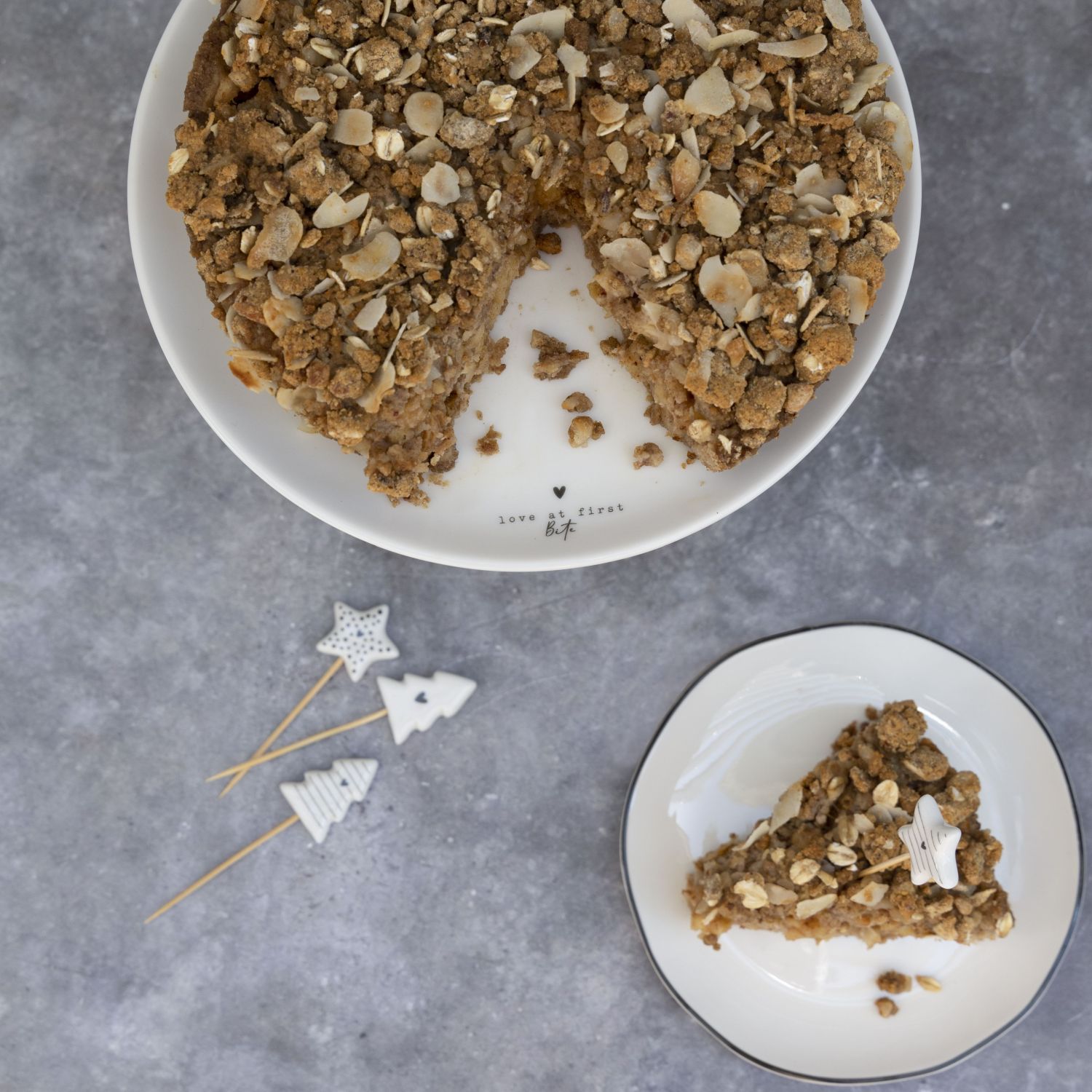 Ein Stück Kuchen mit Haferflocken und Mandeln auf einem Teller