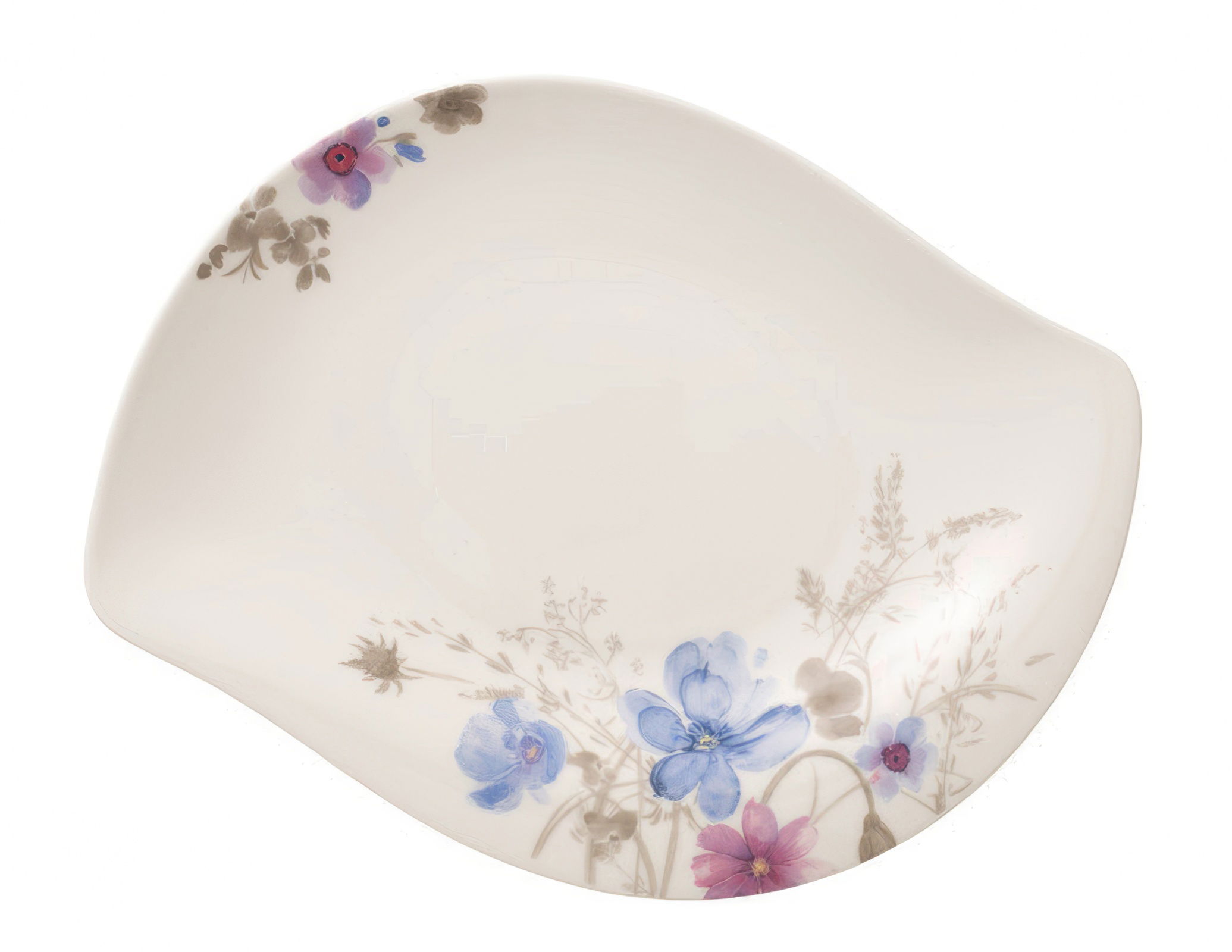 Eine ovale, flache Schale aus Porzellan mit bunten Blumenmustern in Blau, Lila und Rosa auf einem hellen Hintergrund.