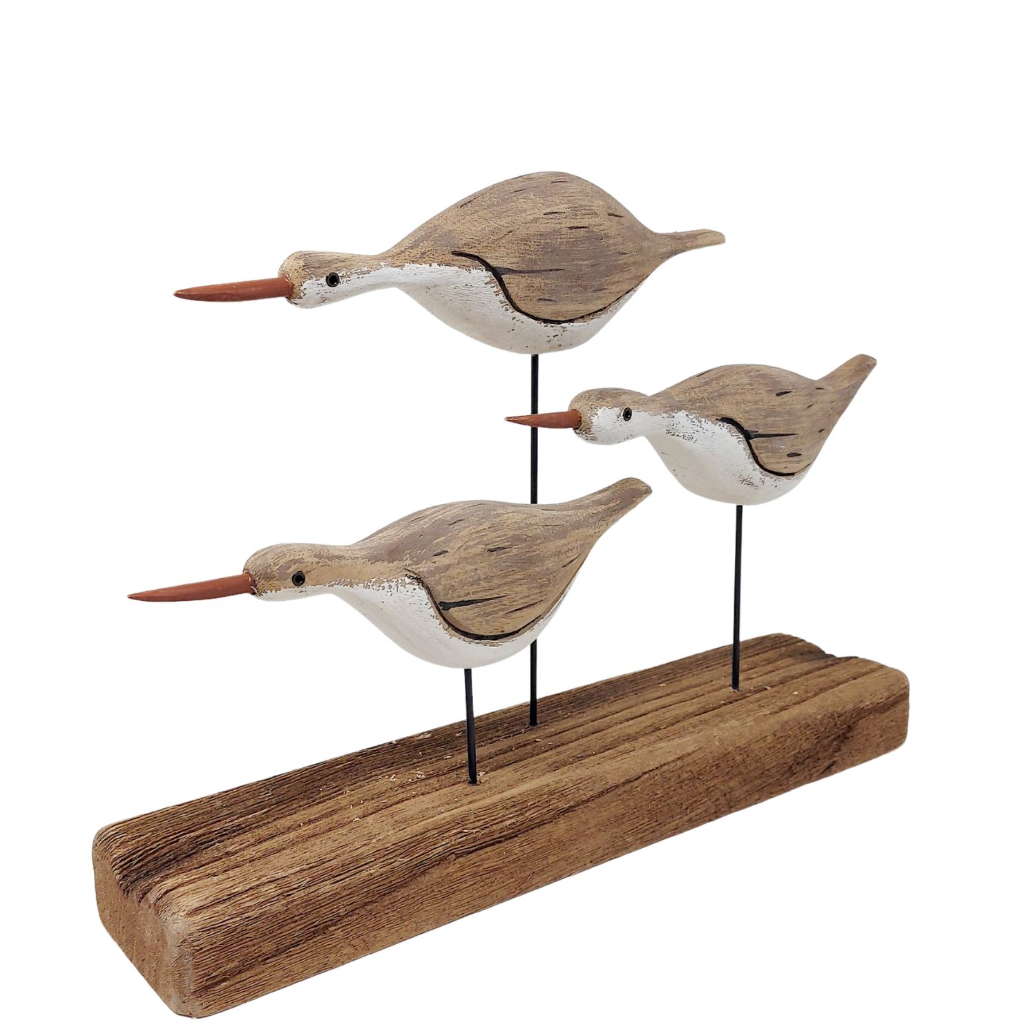 Drei hölzerne Vogelfiguren auf Stäben, montiert auf einem rechteckigen Holzsockel