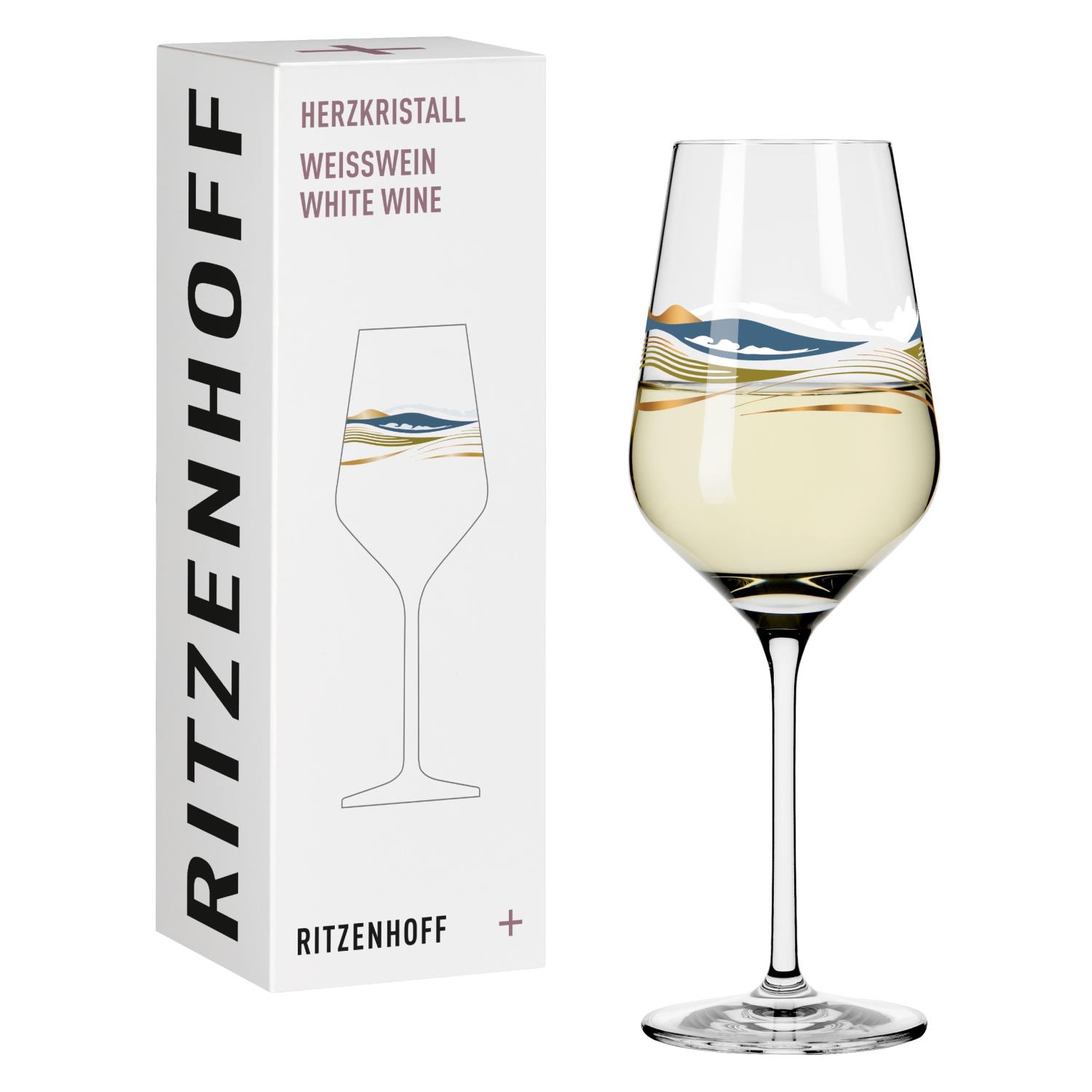 Ein Glas für Weißwein steht neben einer Verpackung mit grafischen Elementen und dem Schriftzug "Ritzenhoff Herzkrystall".