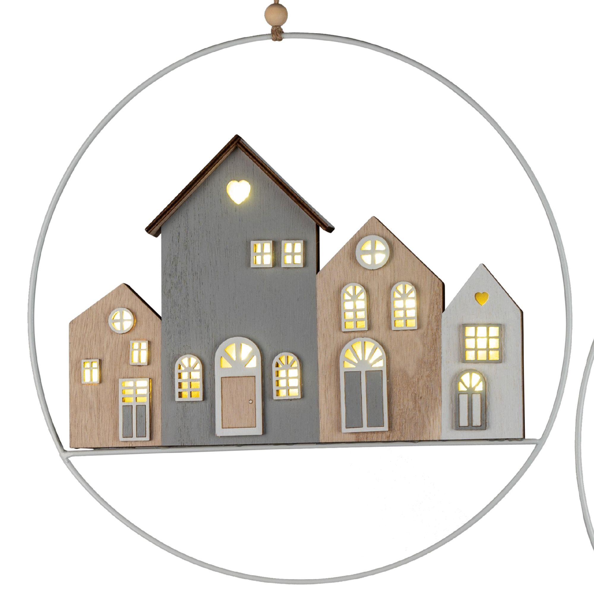 Dekorative Holzhäuser in verschiedenen Farben, mit Fenstern, die von innen beleuchtet sind, in einem