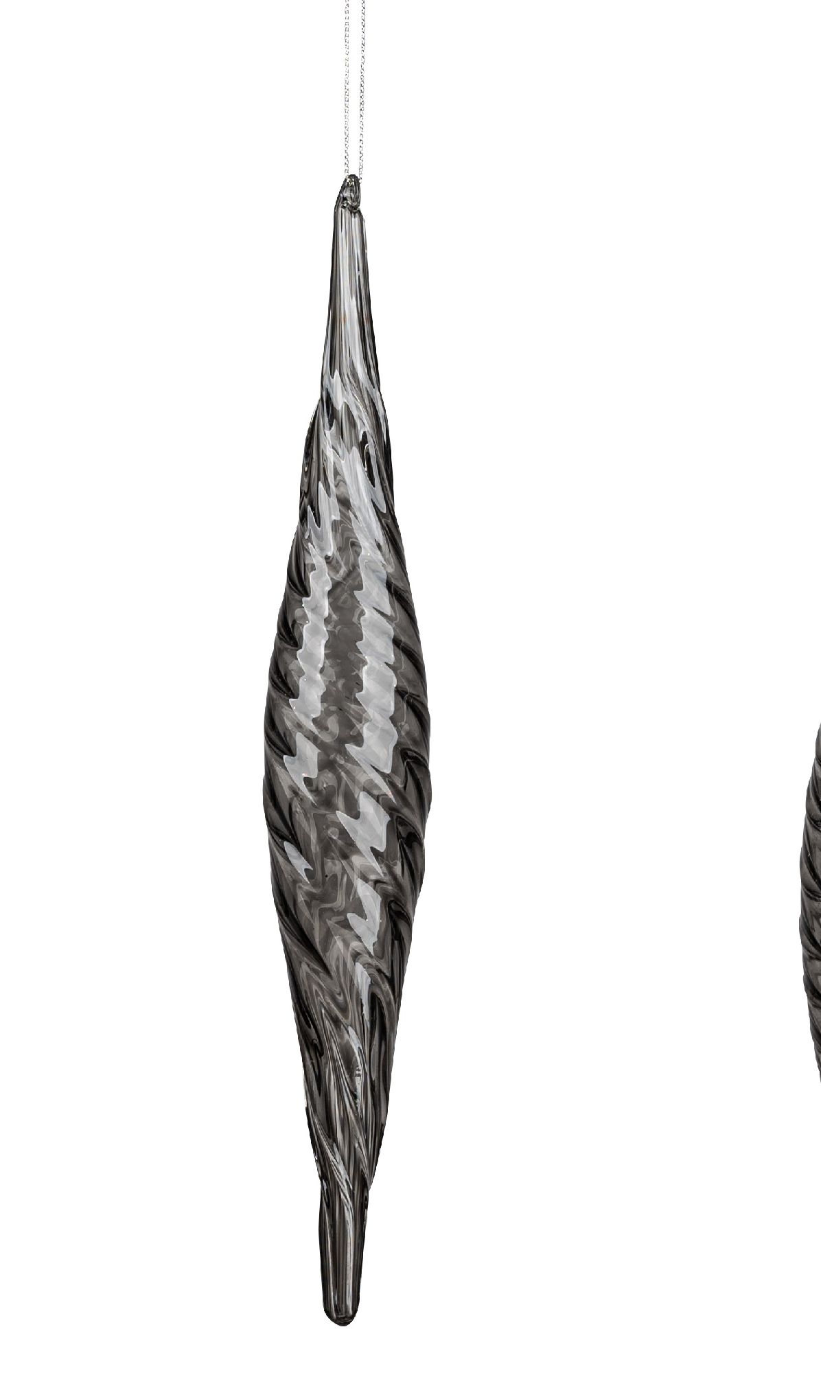 Zwei hängende, gläserne Objekte in Form von langen, spitzen Tropfen mit einer gewellten Oberfläche