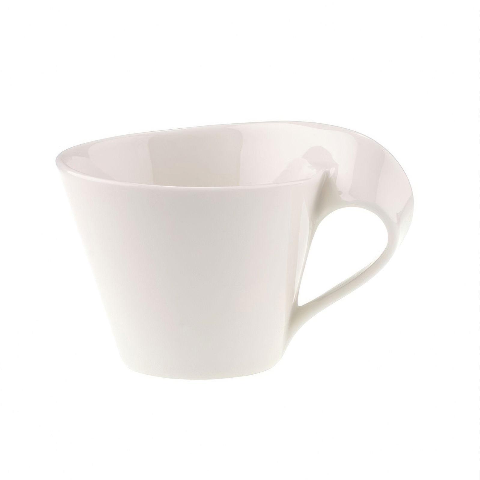 Weißer Kaffeebecher mit asymmetrischer Form und einem Griff. Der Becher hat eine glatte Oberfläche und ist innen ebenfalls weiß.